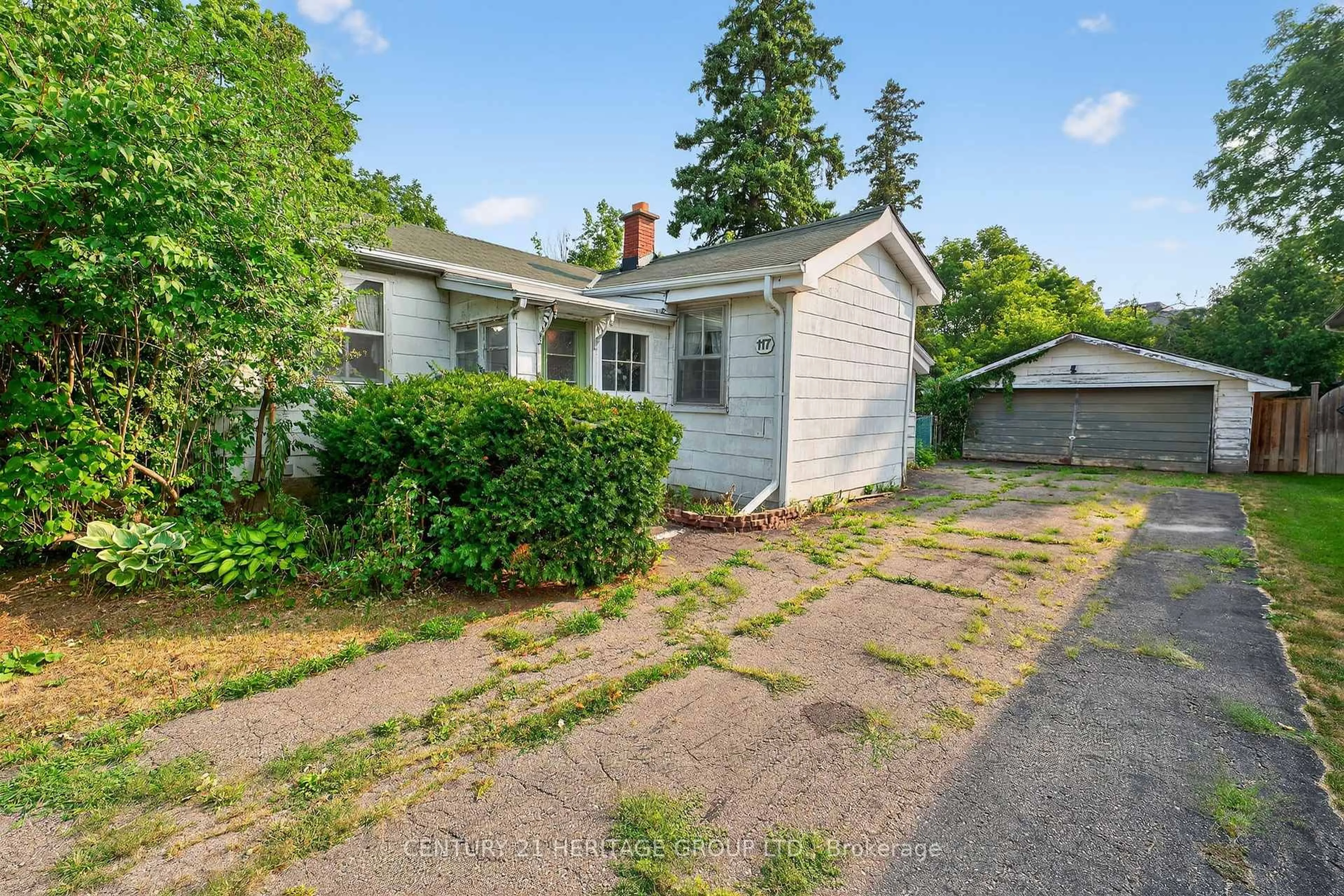 A pic from outside/outdoor area/front of a property/back of a property/a pic from drone, street for 117 Lucas St, Richmond Hill Ontario L4C 4P4