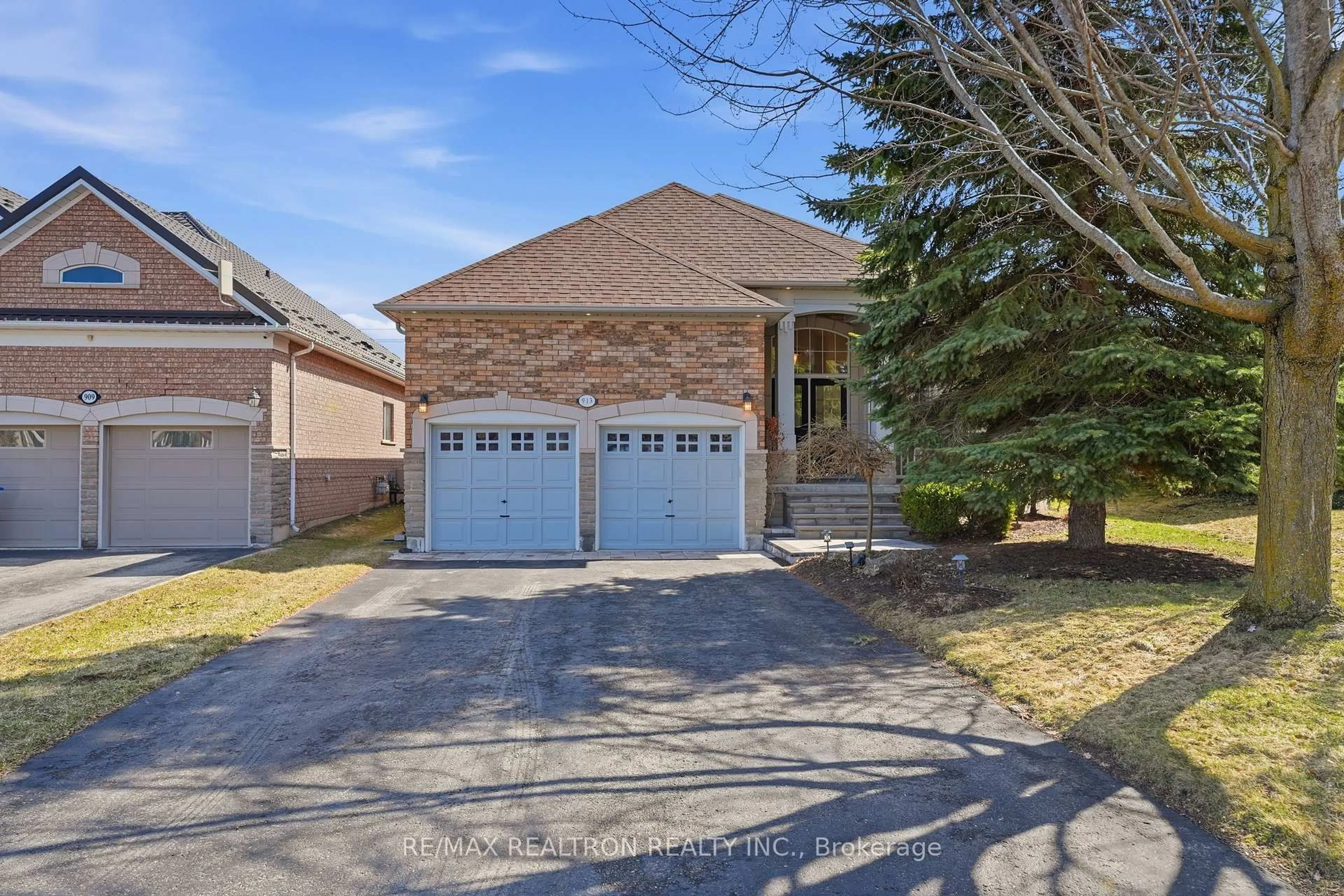 Home with brick exterior material, street for 913 Bayley Crt, Newmarket Ontario L3X 2L6