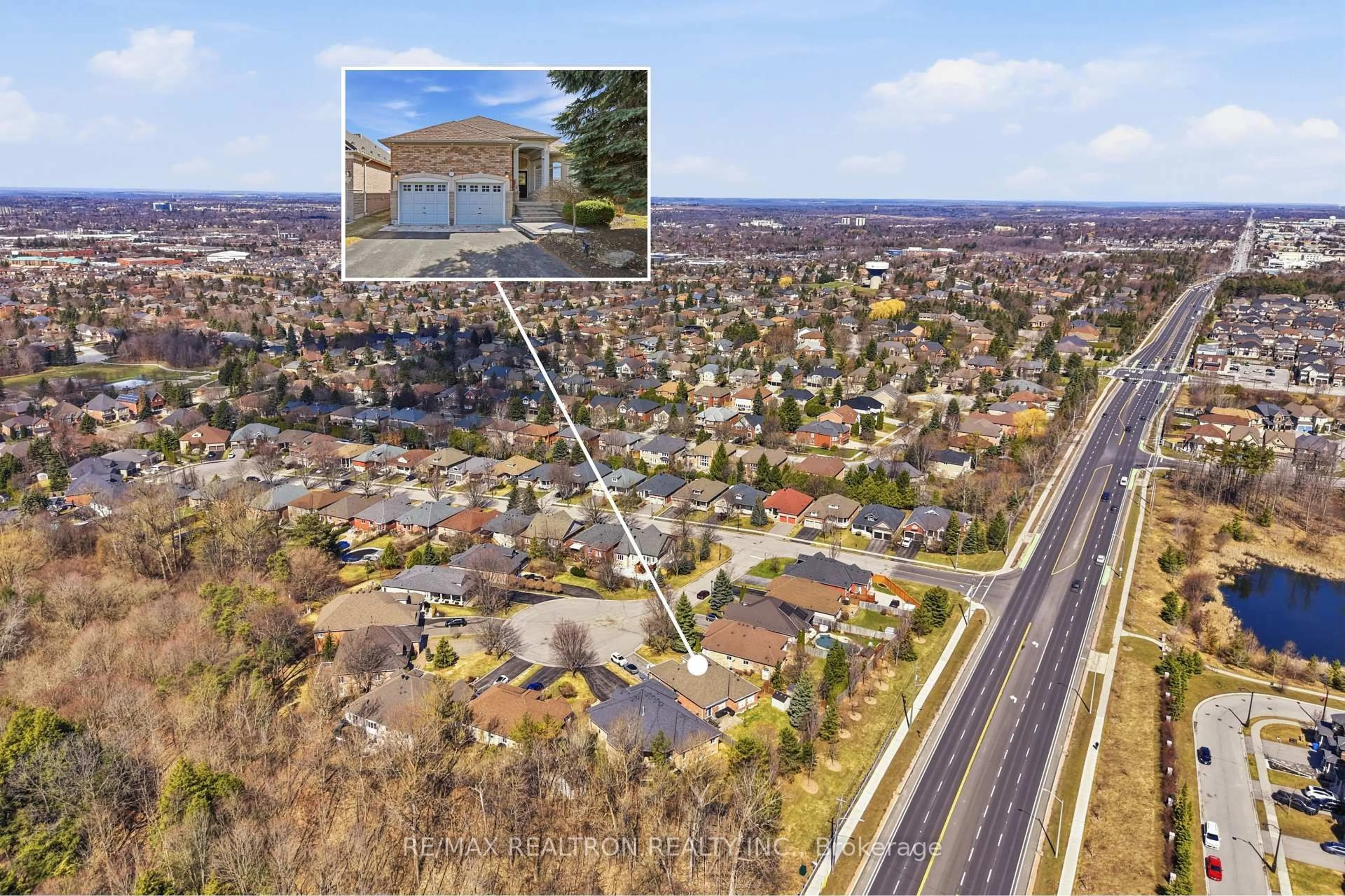 A pic from outside/outdoor area/front of a property/back of a property/a pic from drone, street for 913 Bayley Crt, Newmarket Ontario L3X 2L6