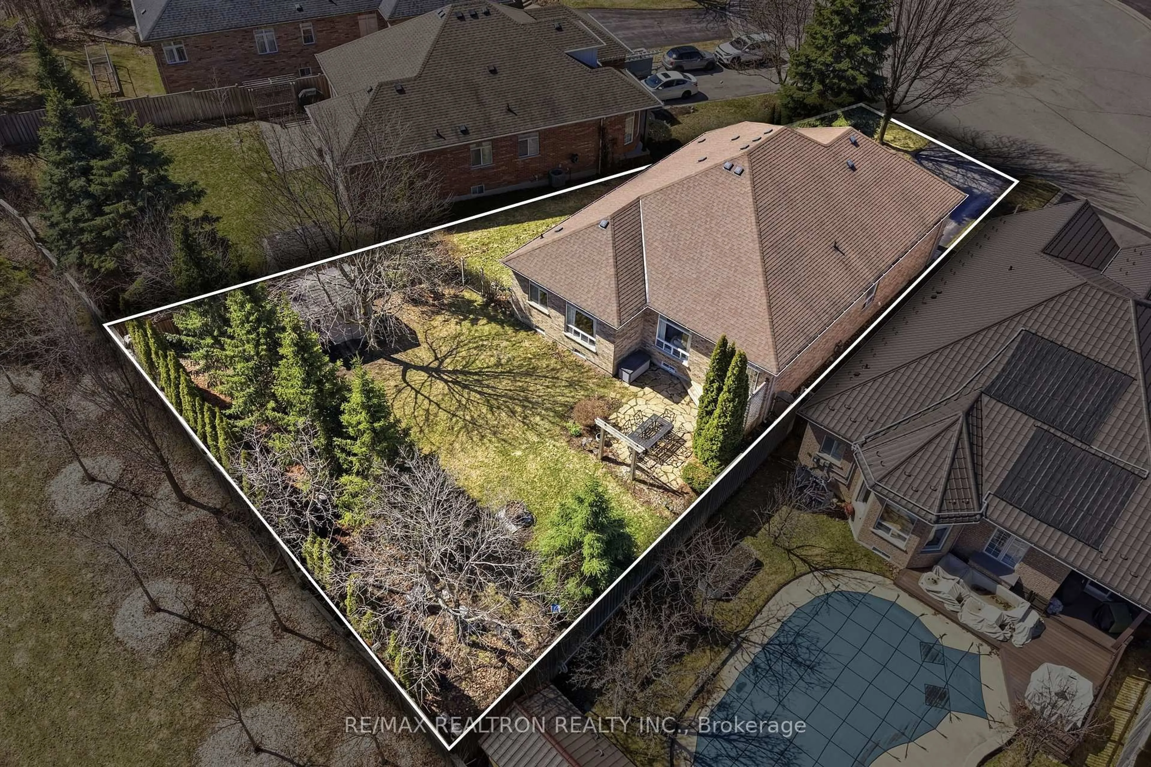 A pic from outside/outdoor area/front of a property/back of a property/a pic from drone, unknown for 913 Bayley Crt, Newmarket Ontario L3X 2L6