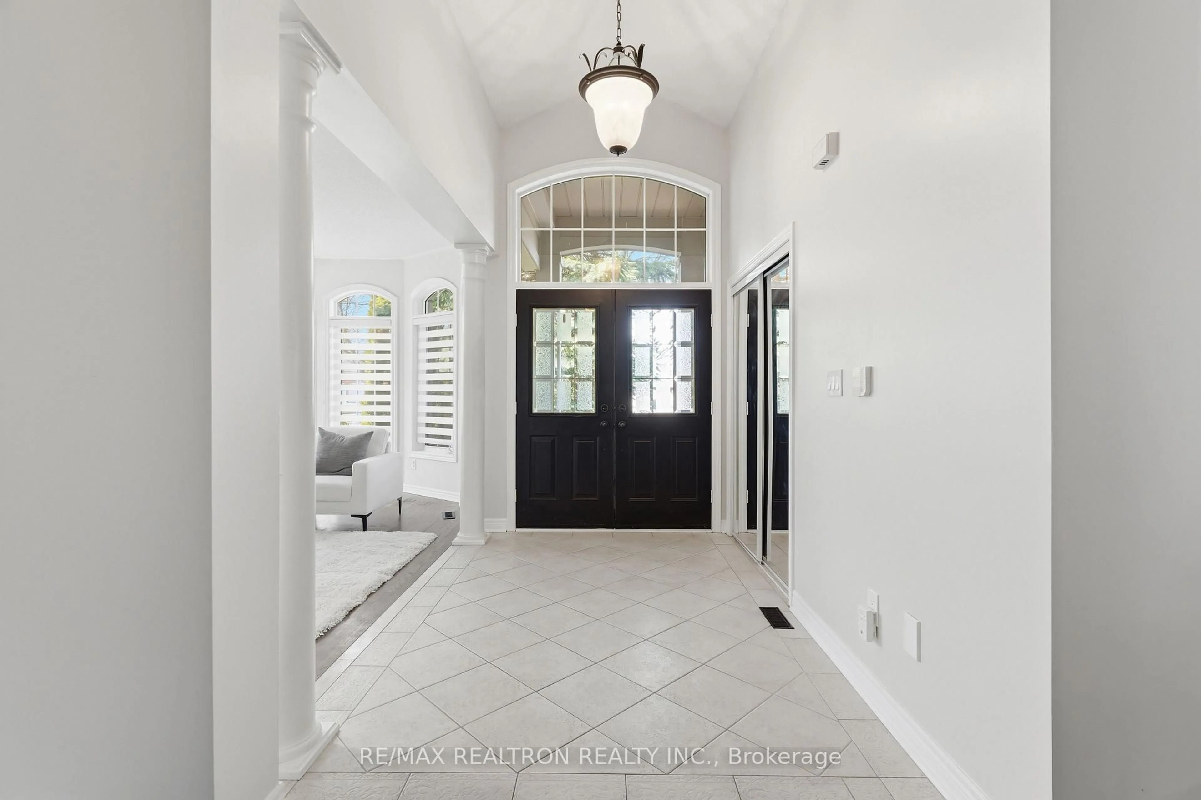 Indoor entryway for 913 Bayley Crt, Newmarket Ontario L3X 2L6