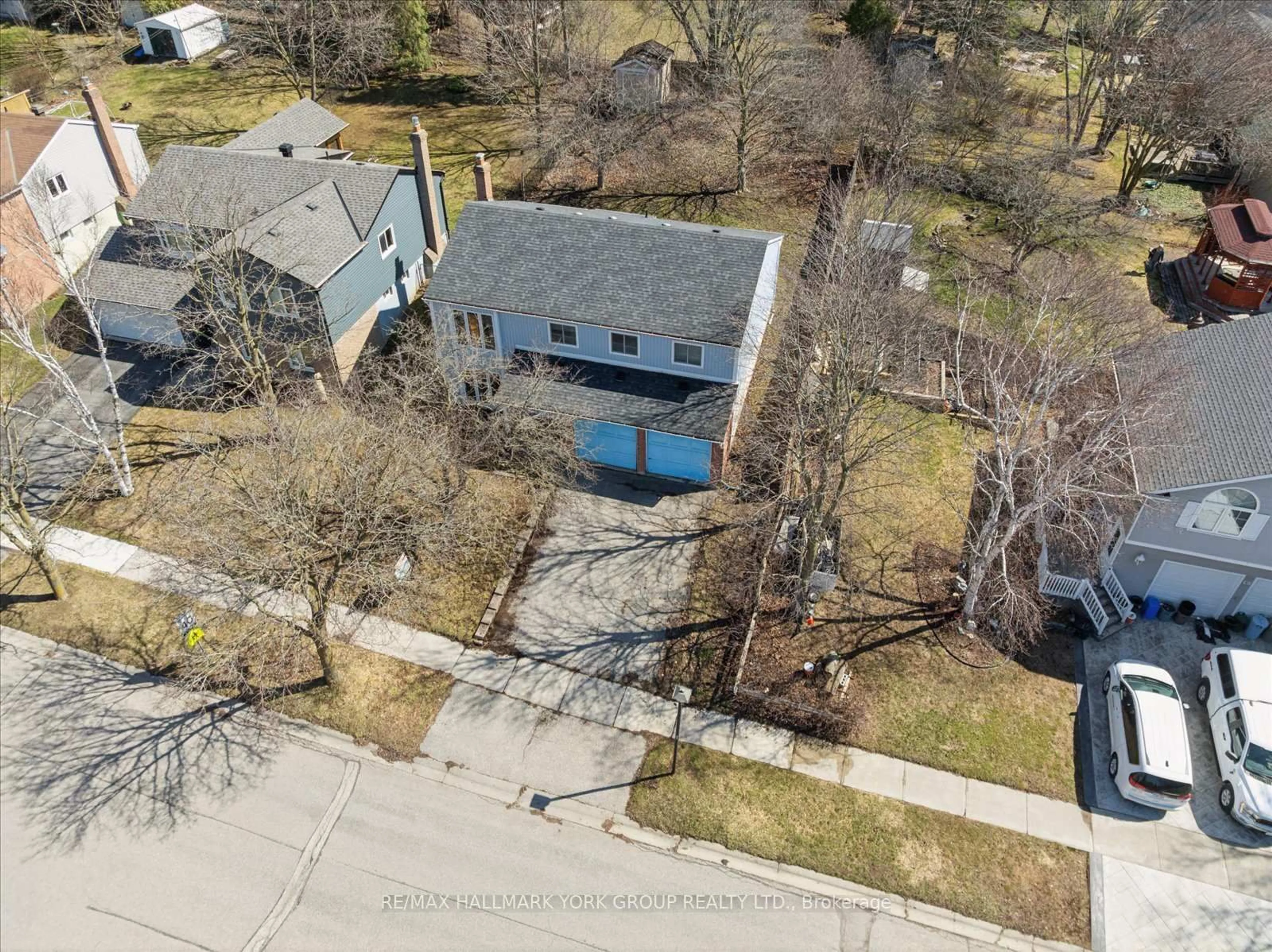 A pic from outside/outdoor area/front of a property/back of a property/a pic from drone, street for 47 Holland River Blvd, East Gwillimbury Ontario L9N 1C4