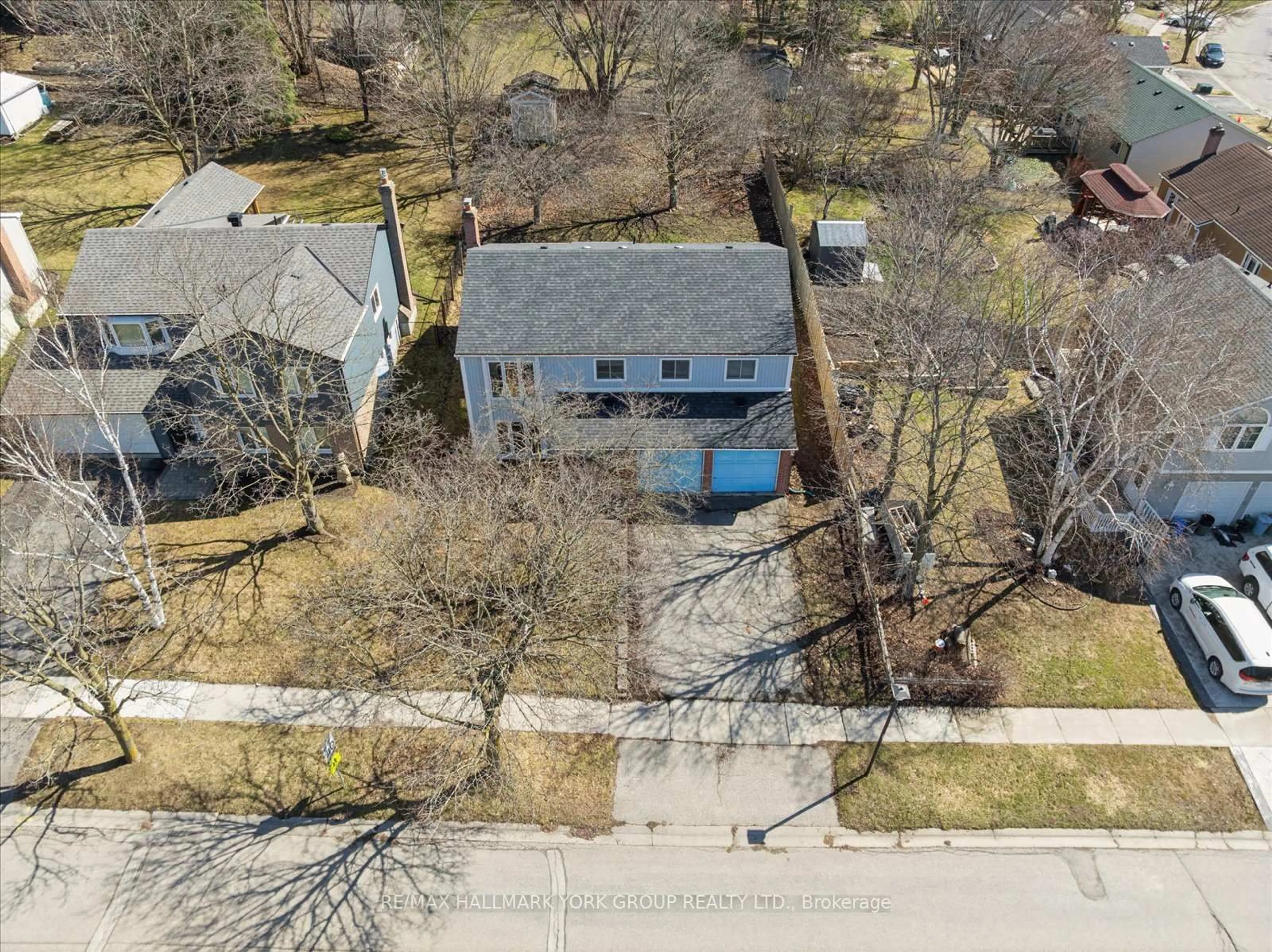 A pic from outside/outdoor area/front of a property/back of a property/a pic from drone, street for 47 Holland River Blvd, East Gwillimbury Ontario L9N 1C4