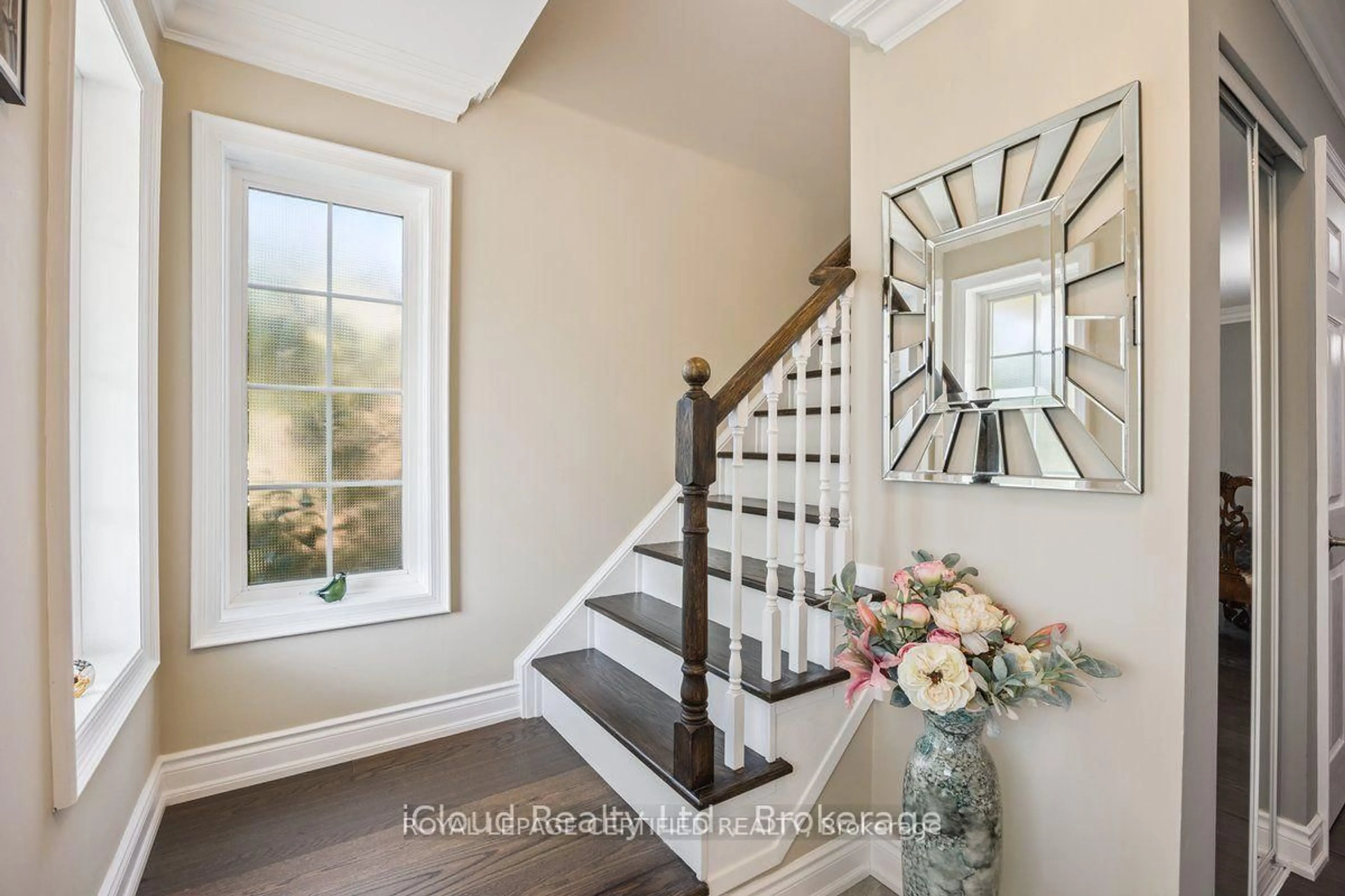 Indoor entryway for 1286 Forest St, Innisfil Ontario L9S 1Z7