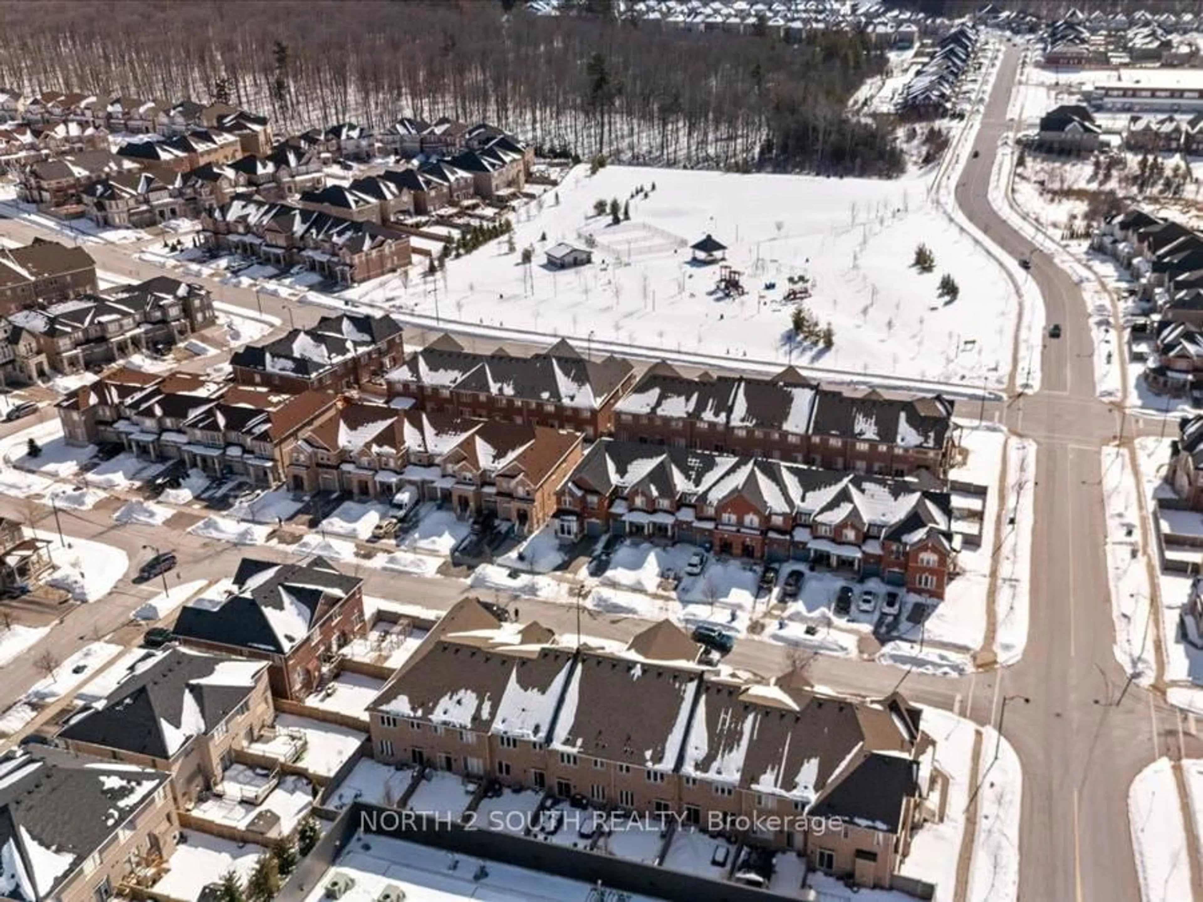 A pic from outside/outdoor area/front of a property/back of a property/a pic from drone, street for 15 Gower Dr, Aurora Ontario L4G 0V9