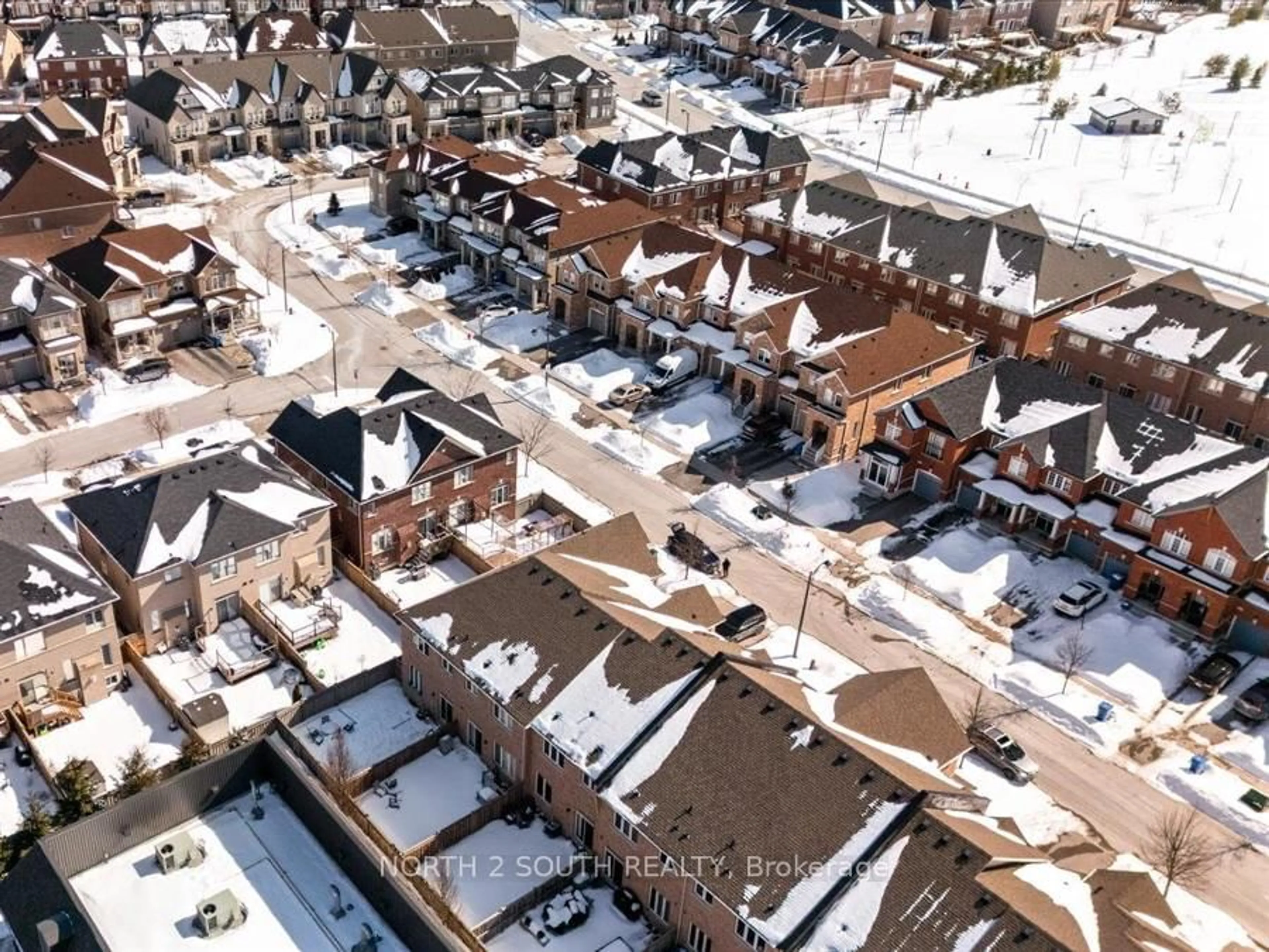 A pic from outside/outdoor area/front of a property/back of a property/a pic from drone, city buildings view from balcony for 15 Gower Dr, Aurora Ontario L4G 0V9