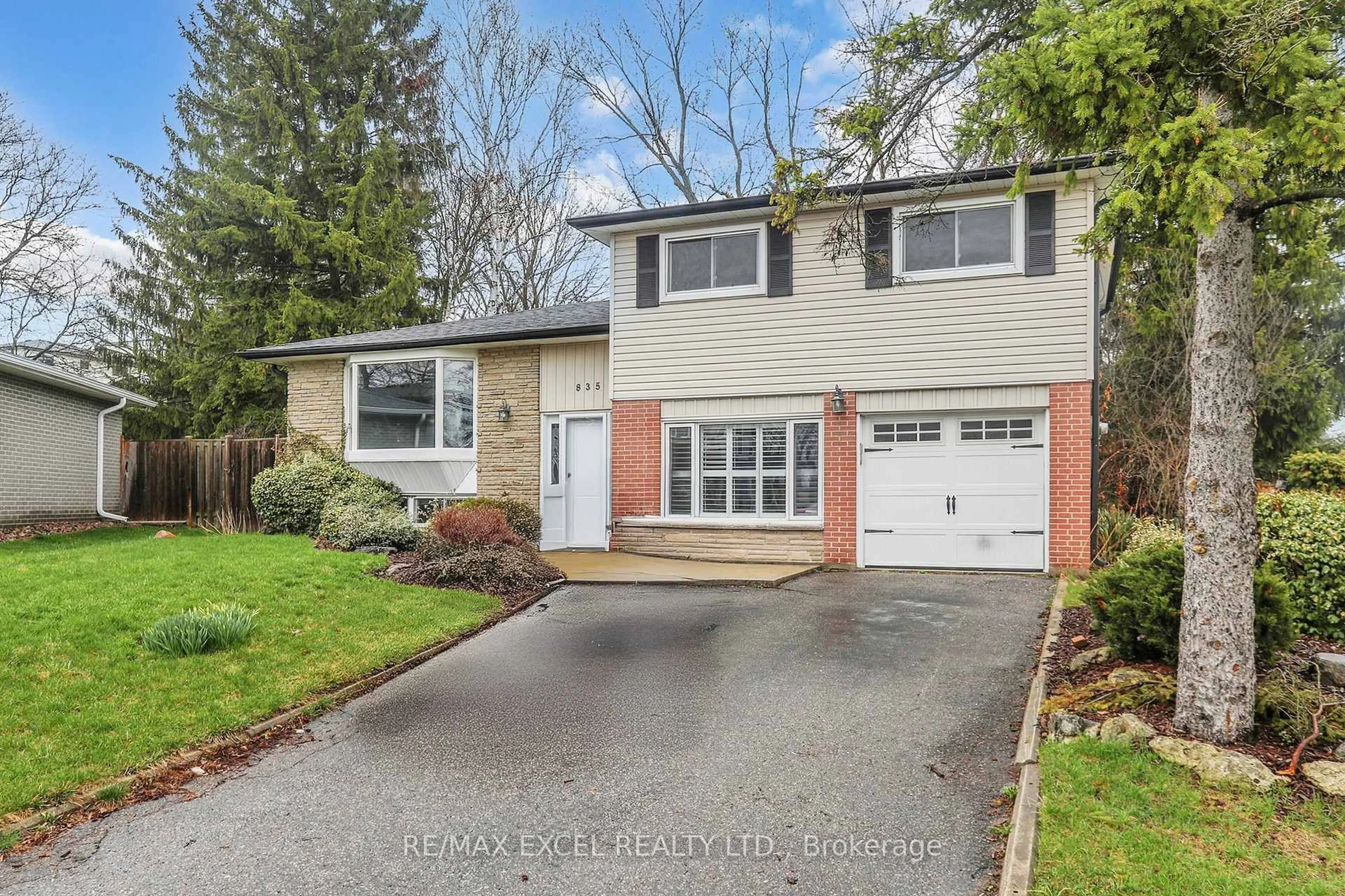 Home with brick exterior material, street for 835 Legge Crt, Newmarket Ontario L3Y 3J1