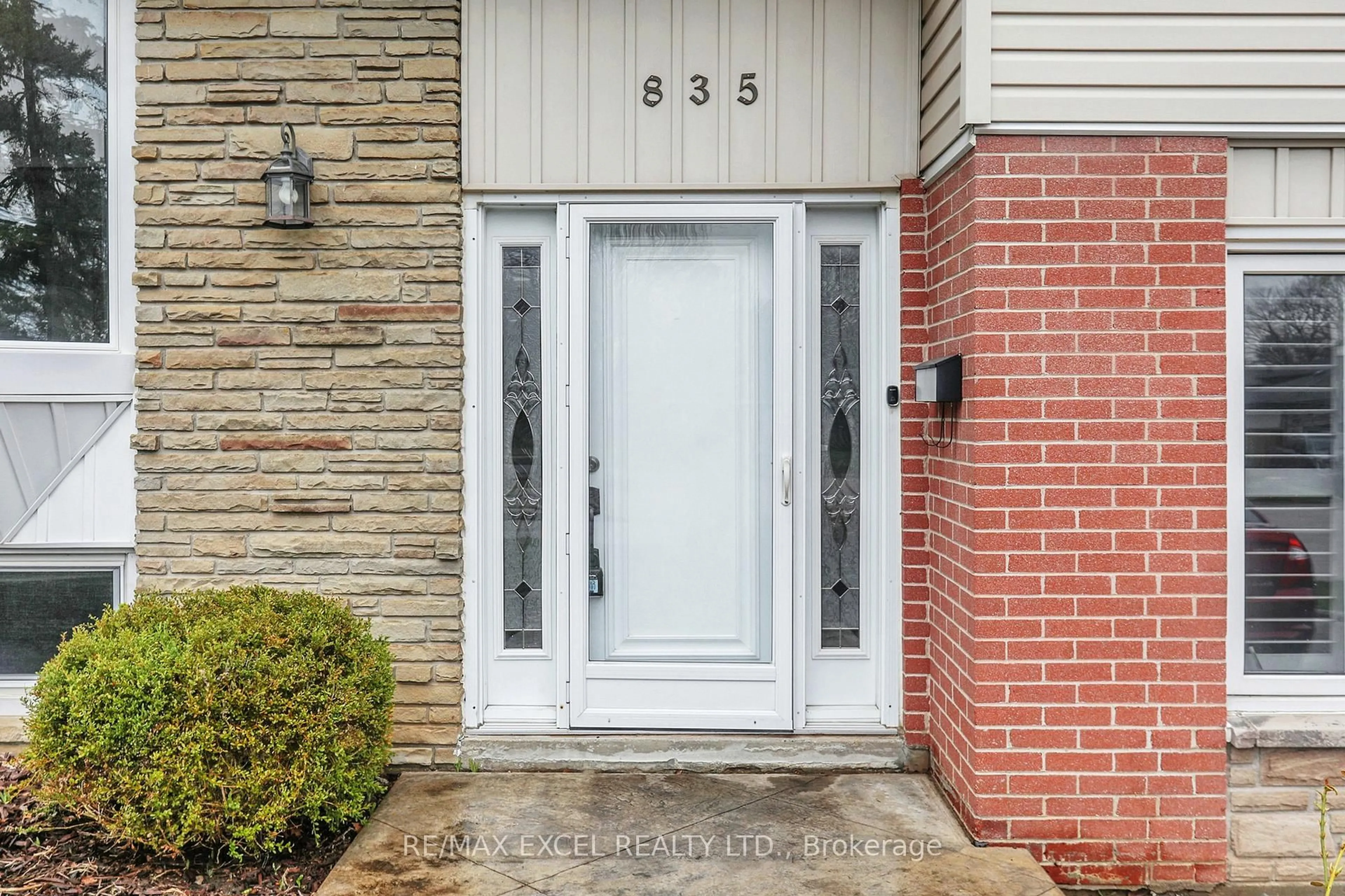 Indoor entryway for 835 Legge Crt, Newmarket Ontario L3Y 3J1