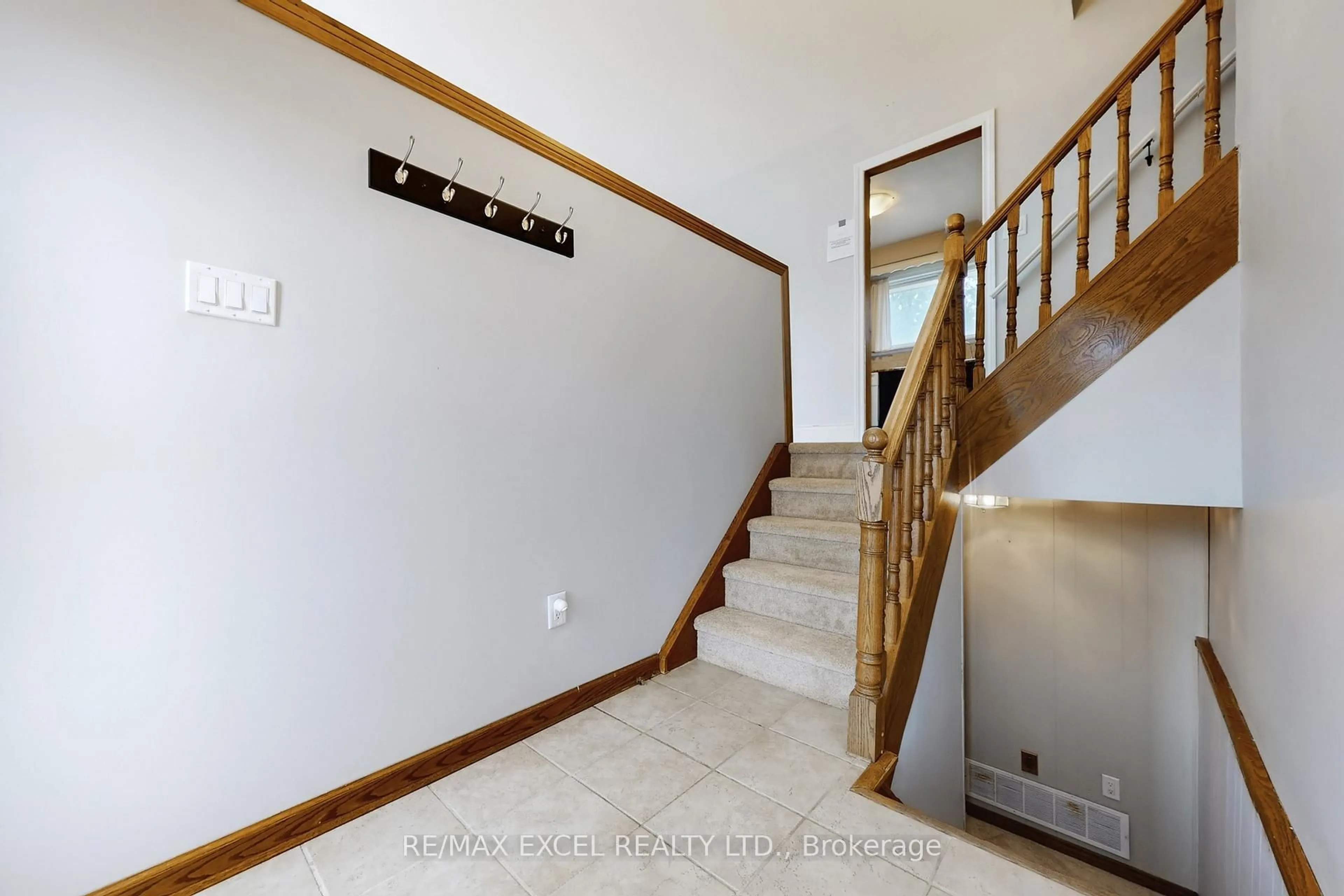Indoor foyer for 835 Legge Crt, Newmarket Ontario L3Y 3J1