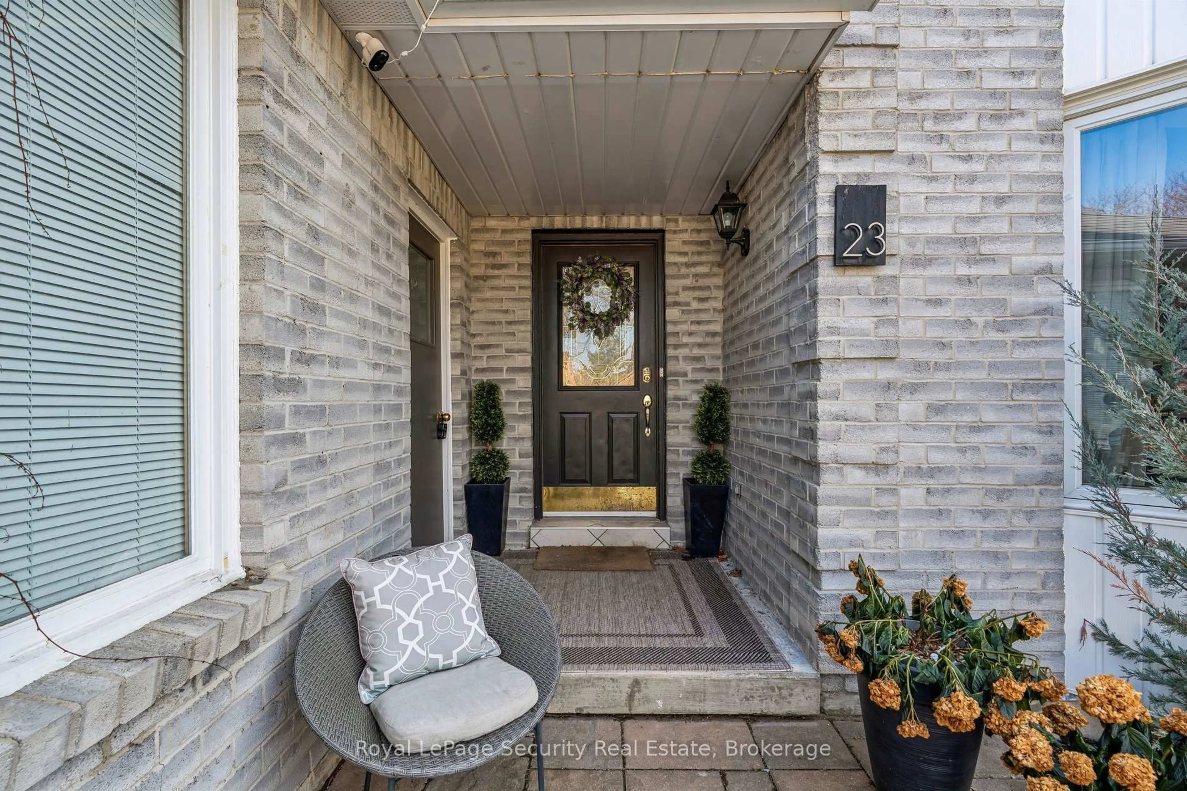 Indoor entryway for 23 Fielding Dr, Aurora Ontario L4G 4Z4