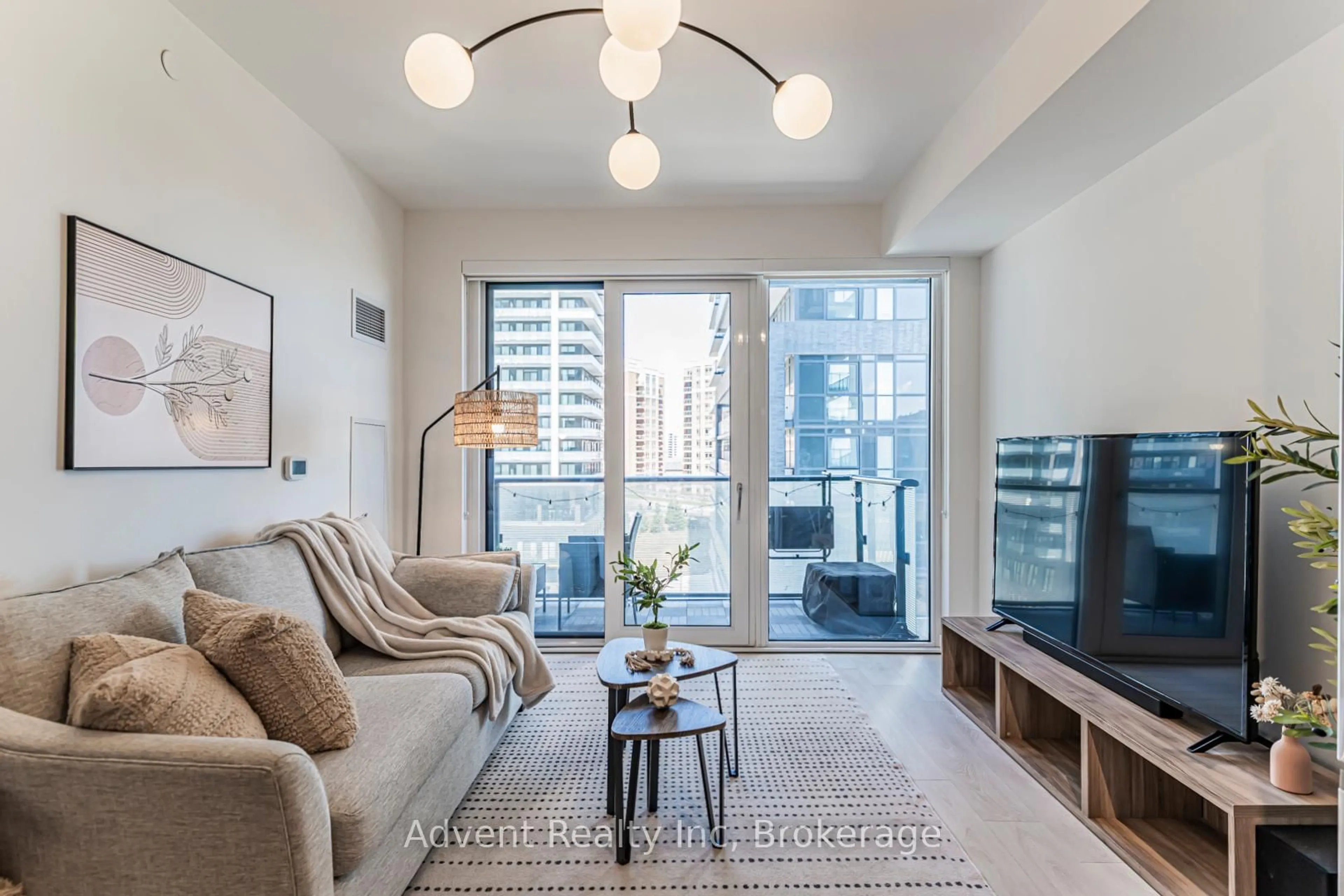 Living room with furniture, unknown for 105 Oneida Cres #604, Richmond Hill Ontario L4B 0H6