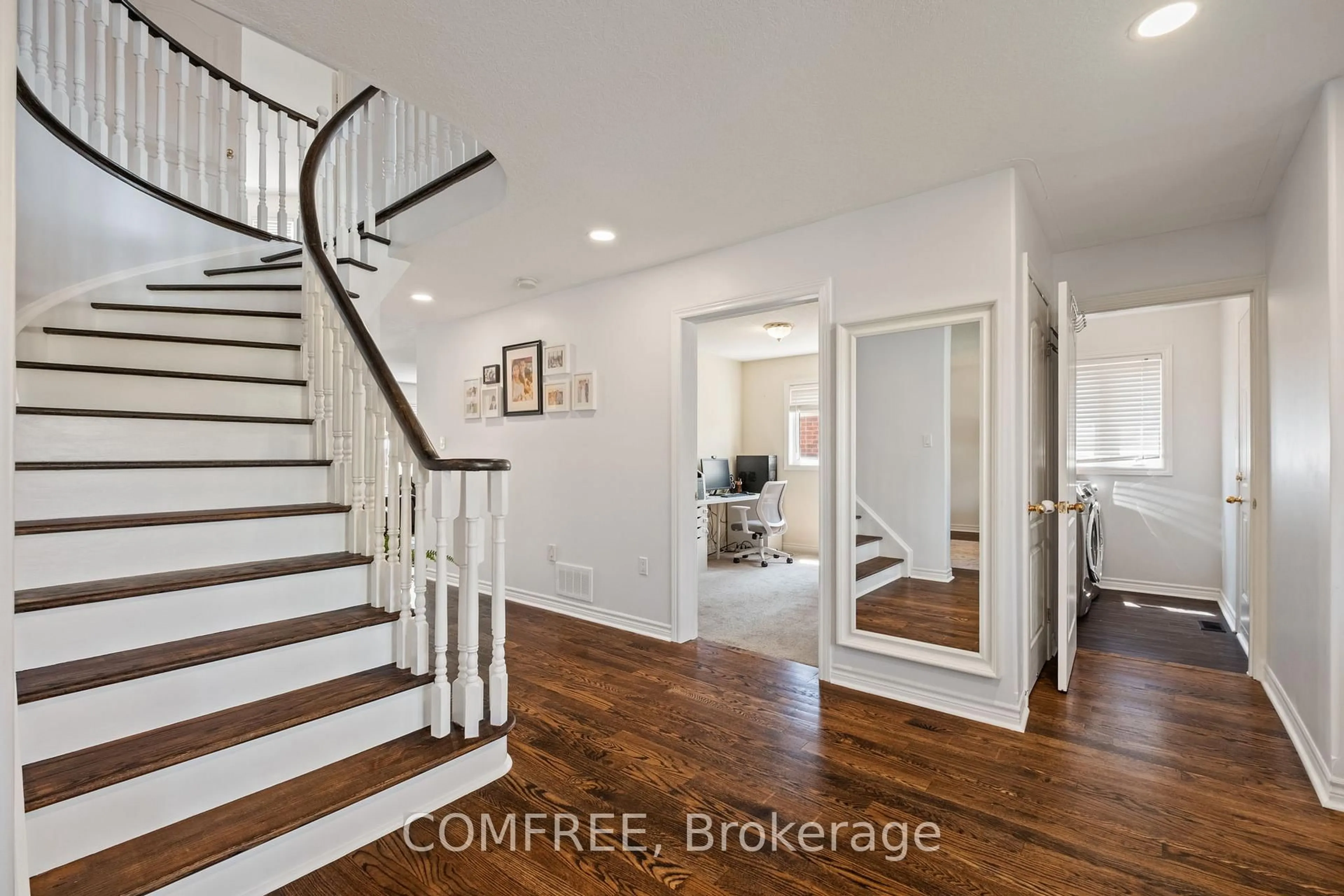 Indoor entryway for 31 Metcalfe Dr, Bradford West Gwillimbury Ontario L3Z 3C8