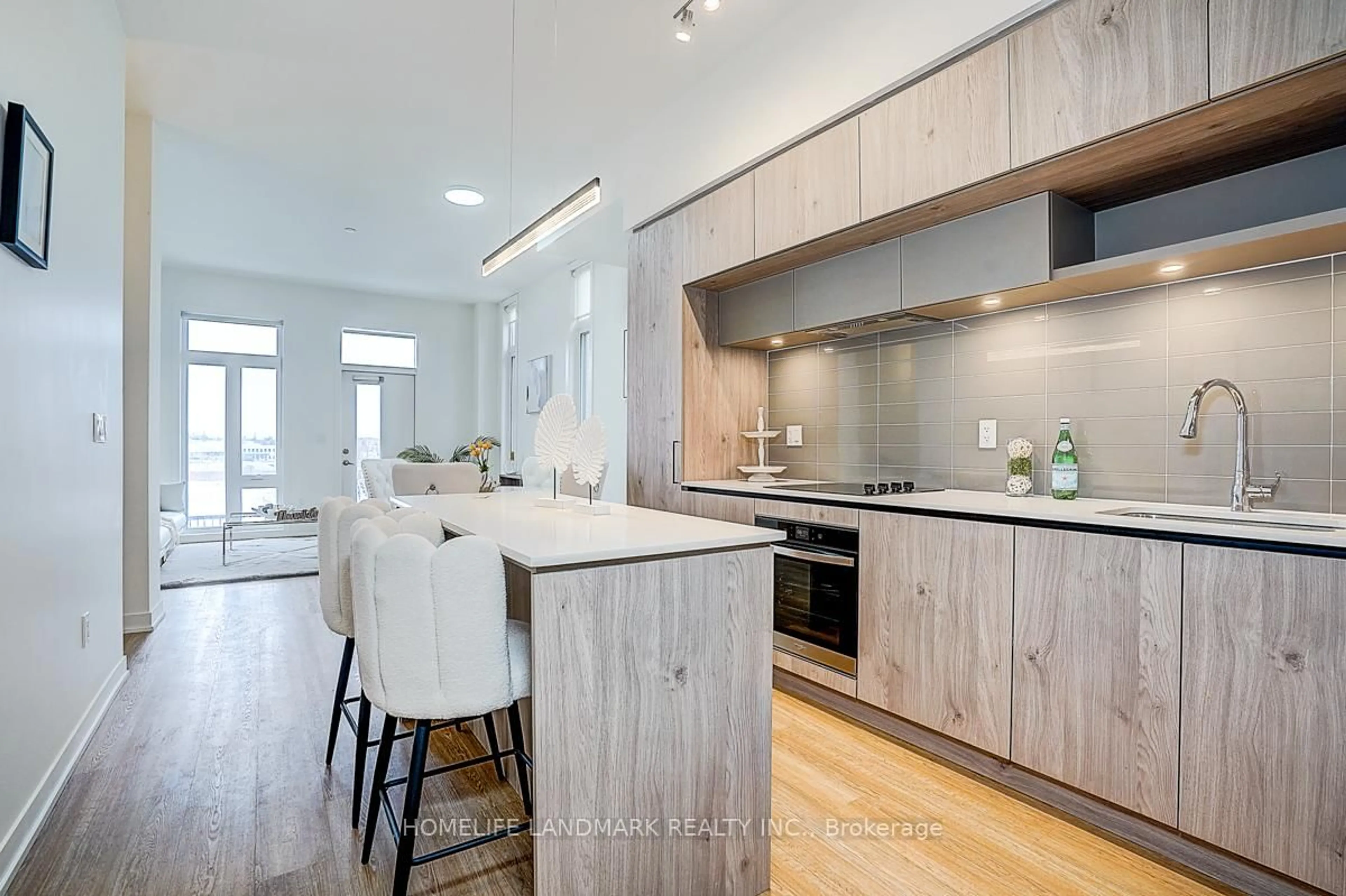 Contemporary kitchen, wood/laminate floor for 9 Steckley Lane #501, Richmond Hill Ontario L4S 0N1