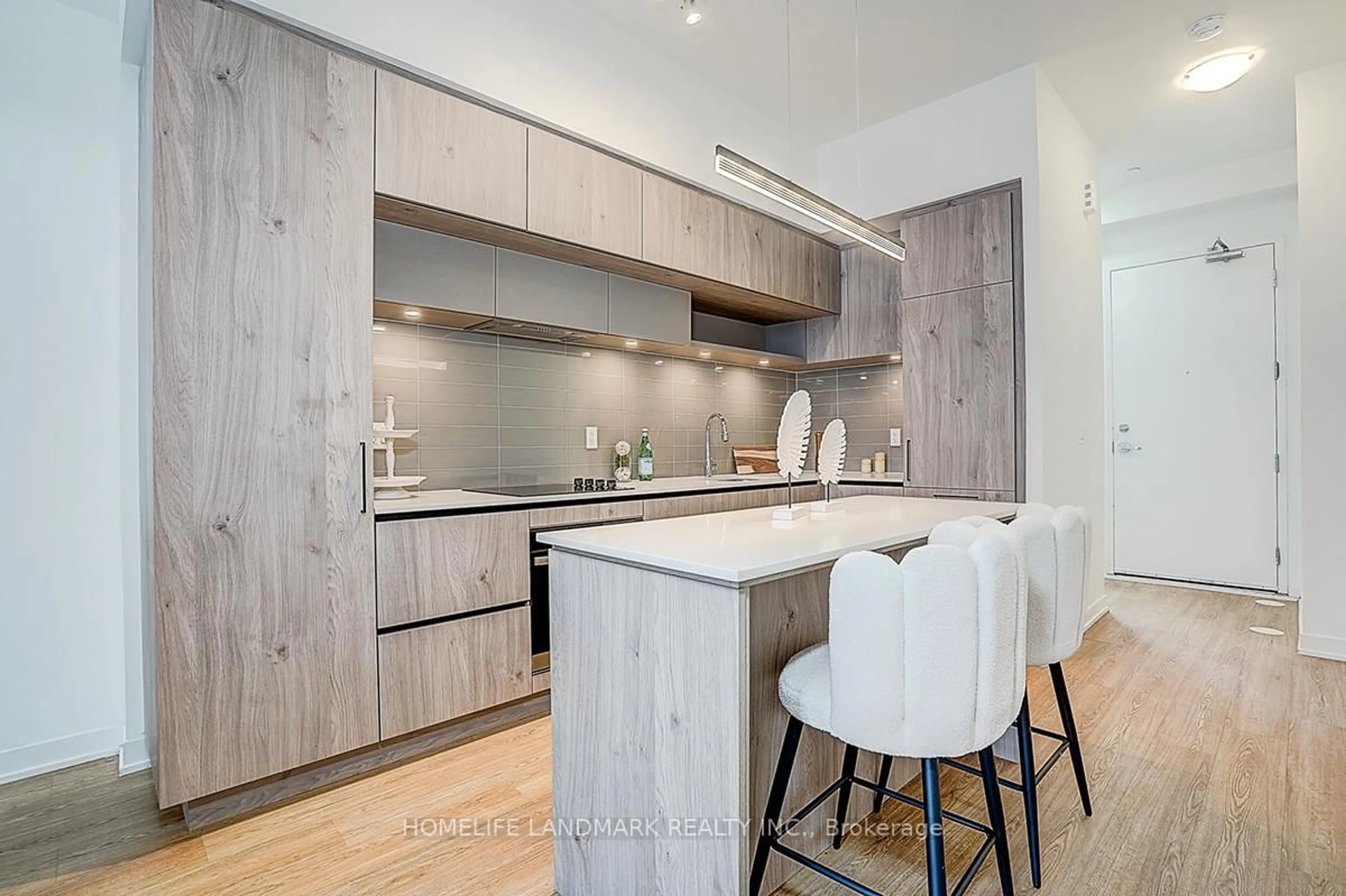 Contemporary kitchen, wood/laminate floor for 9 Steckley Lane #501, Richmond Hill Ontario L4S 0N1