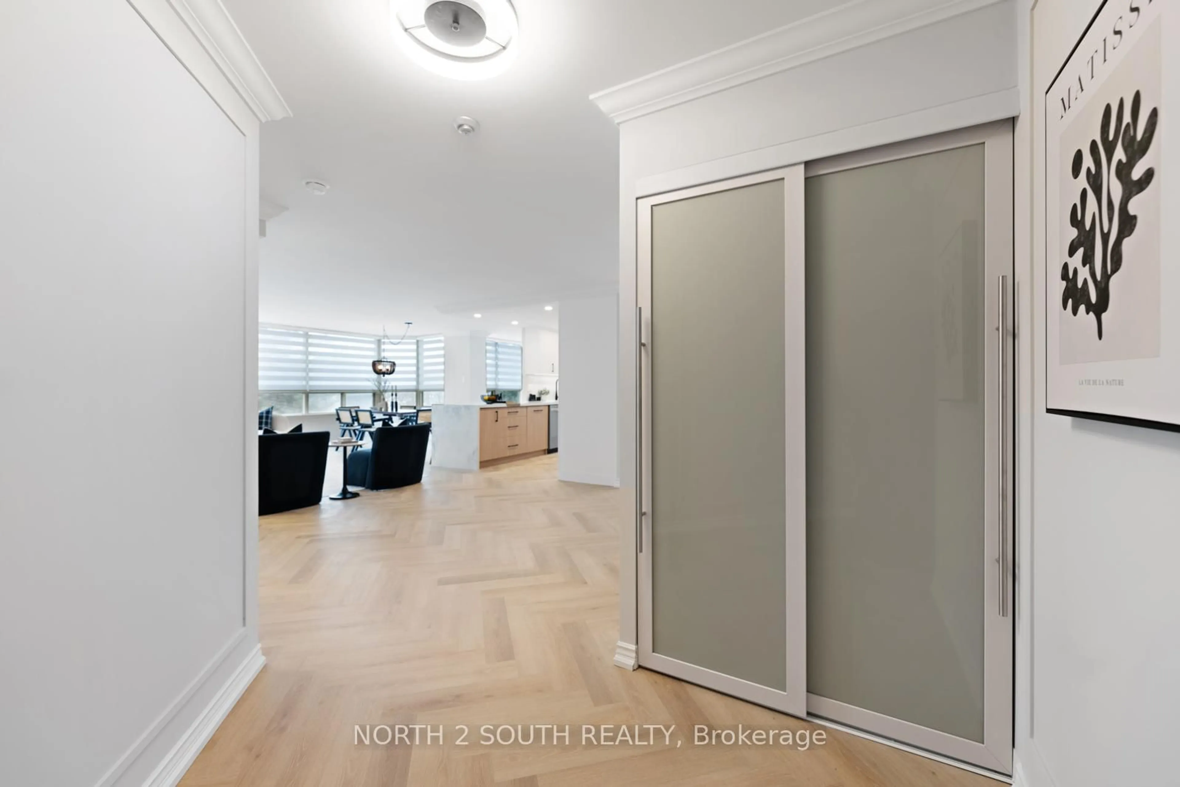 Indoor foyer for 7 Townsgate Dr #304, Vaughan Ontario L4J 7Z9