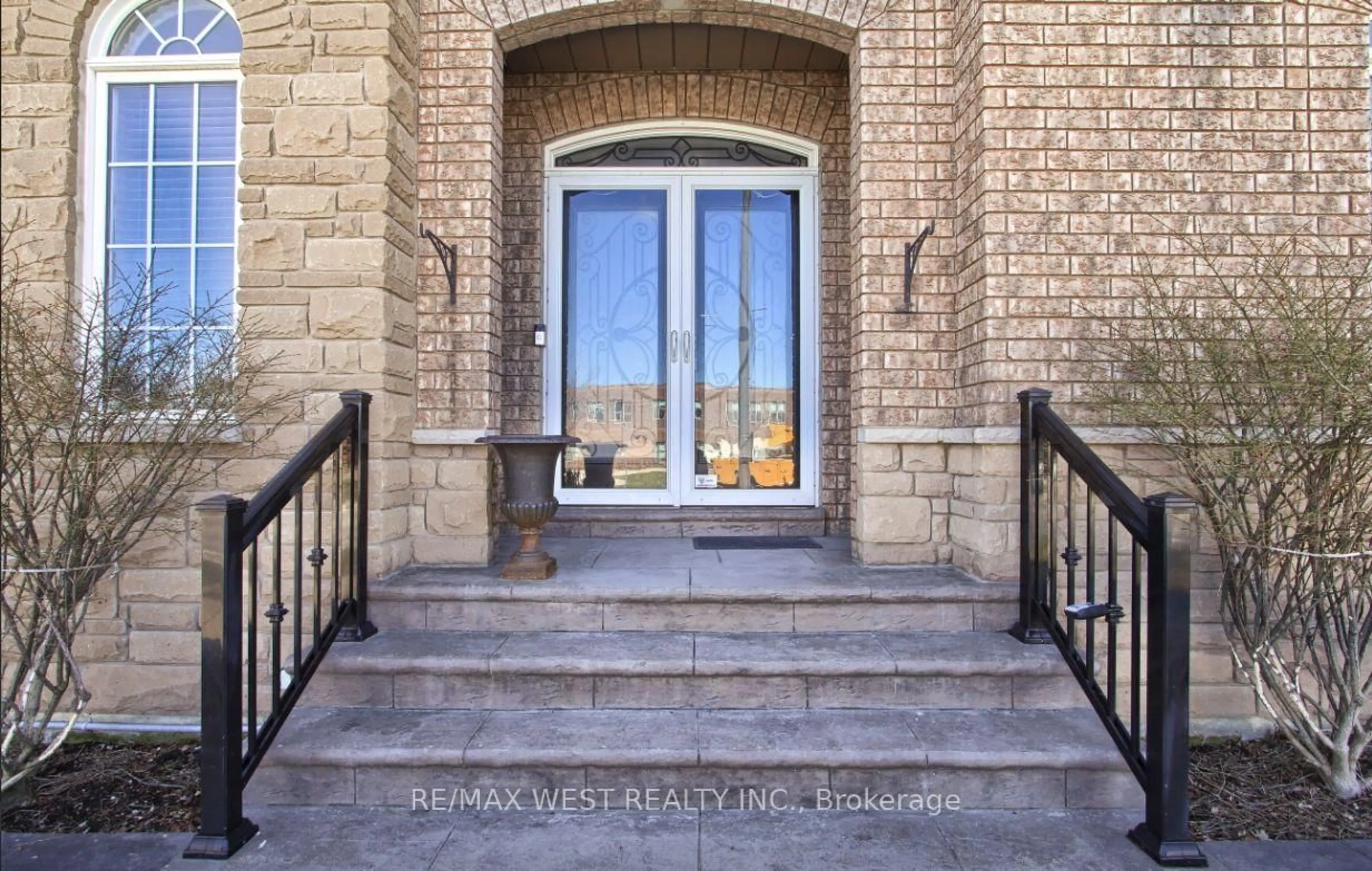 Indoor entryway for 2 Sgotto Blvd, Vaughan Ontario L4H 1X1