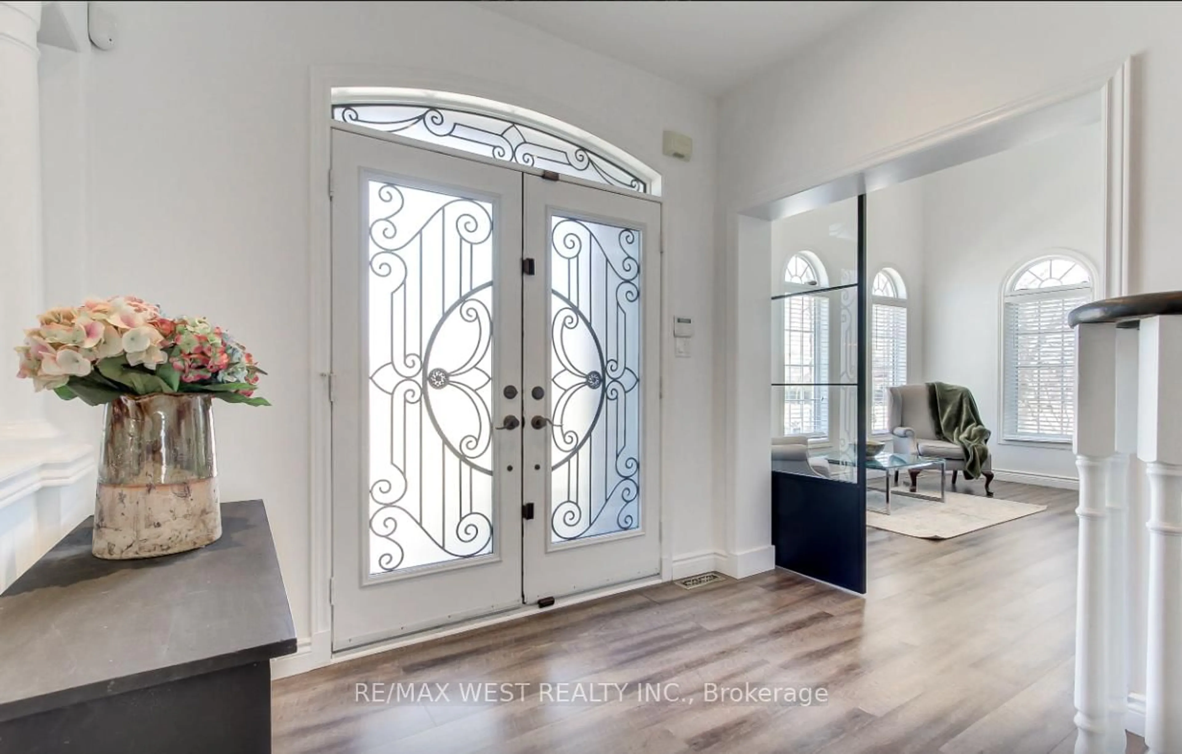 Indoor entryway for 2 Sgotto Blvd, Vaughan Ontario L4H 1X1