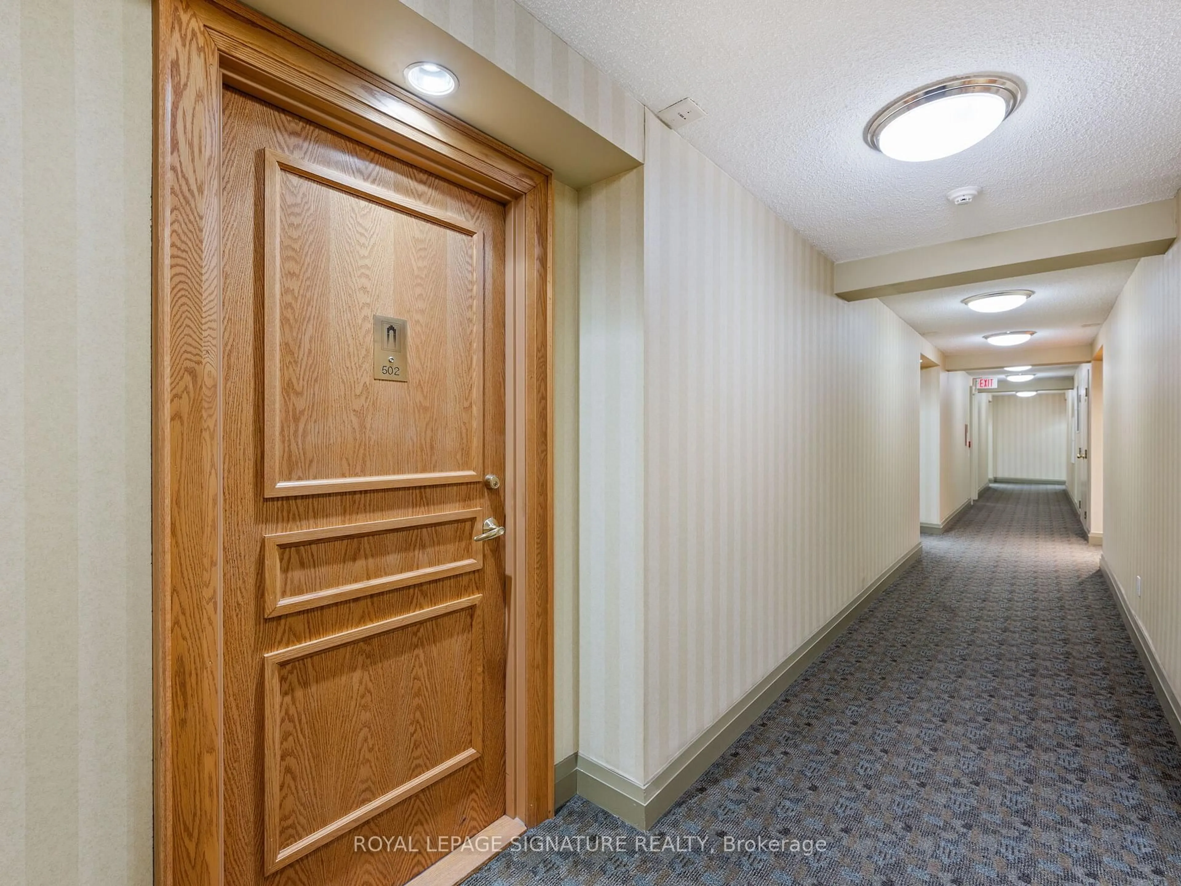 Indoor foyer for 9 Northern Hts Dr #502, Richmond Hill Ontario L4B 4M5