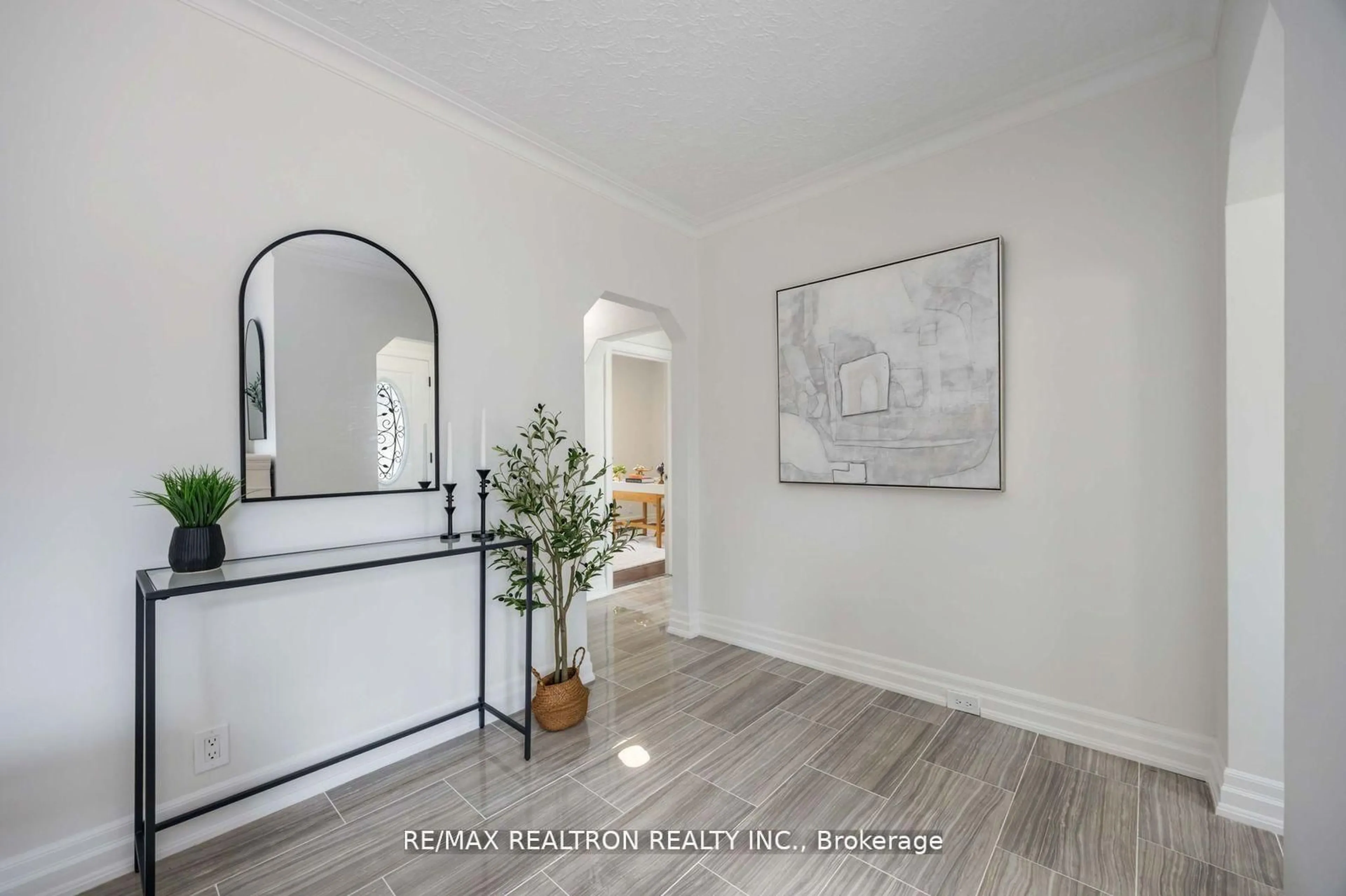 Indoor entryway for 40 Highland Park Blvd, Markham Ontario L3T 1B3