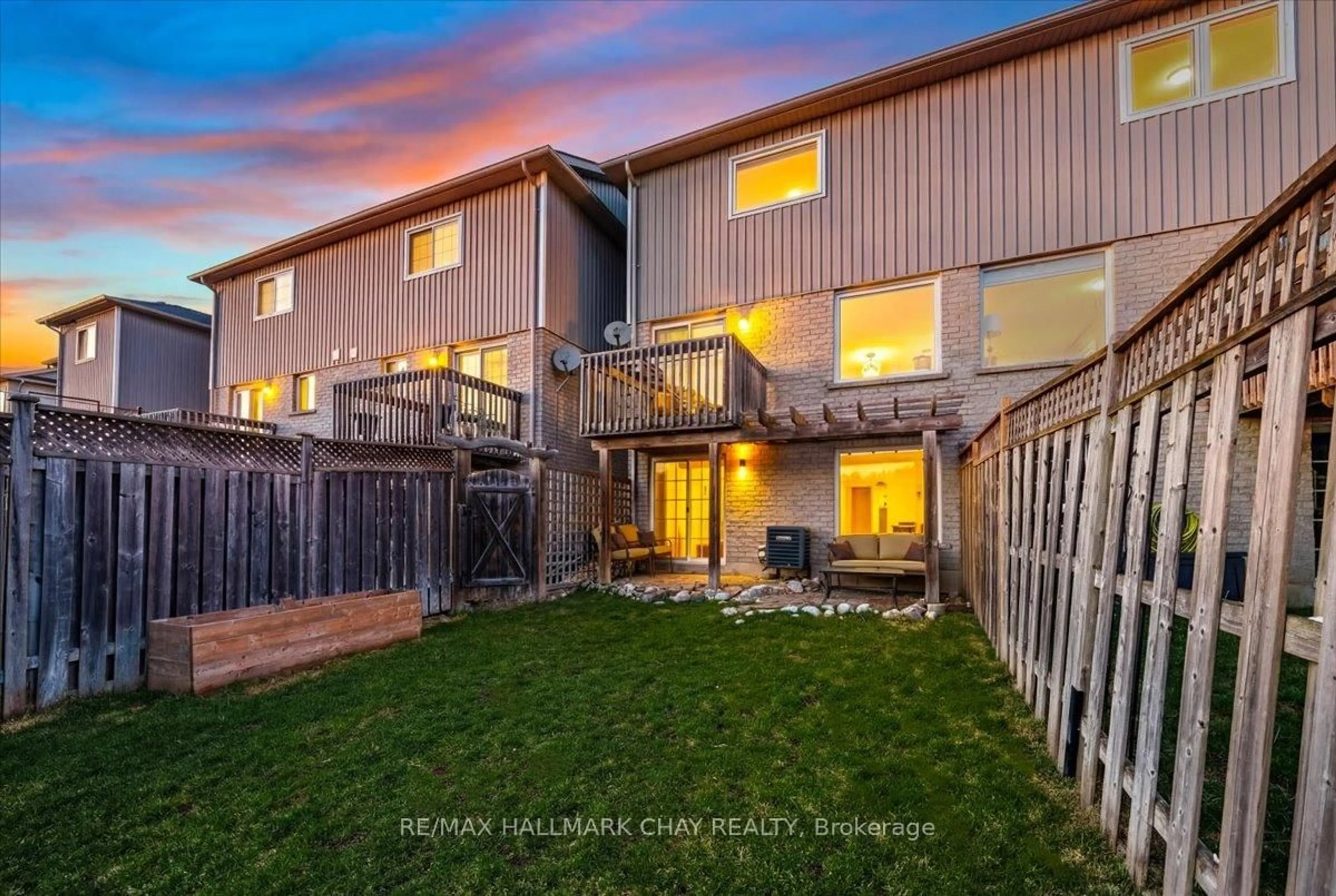 A pic from outside/outdoor area/front of a property/back of a property/a pic from drone, unknown for 91 Hammill Hts, East Gwillimbury Ontario L0G 1M0