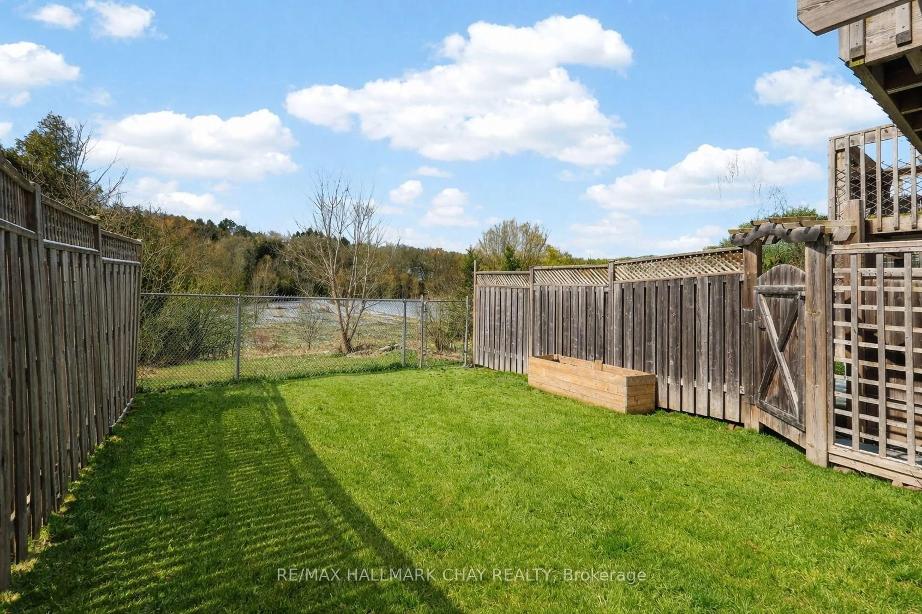 A pic from outside/outdoor area/front of a property/back of a property/a pic from drone, water/lake/river/ocean view for 91 Hammill Hts, East Gwillimbury Ontario L0G 1M0