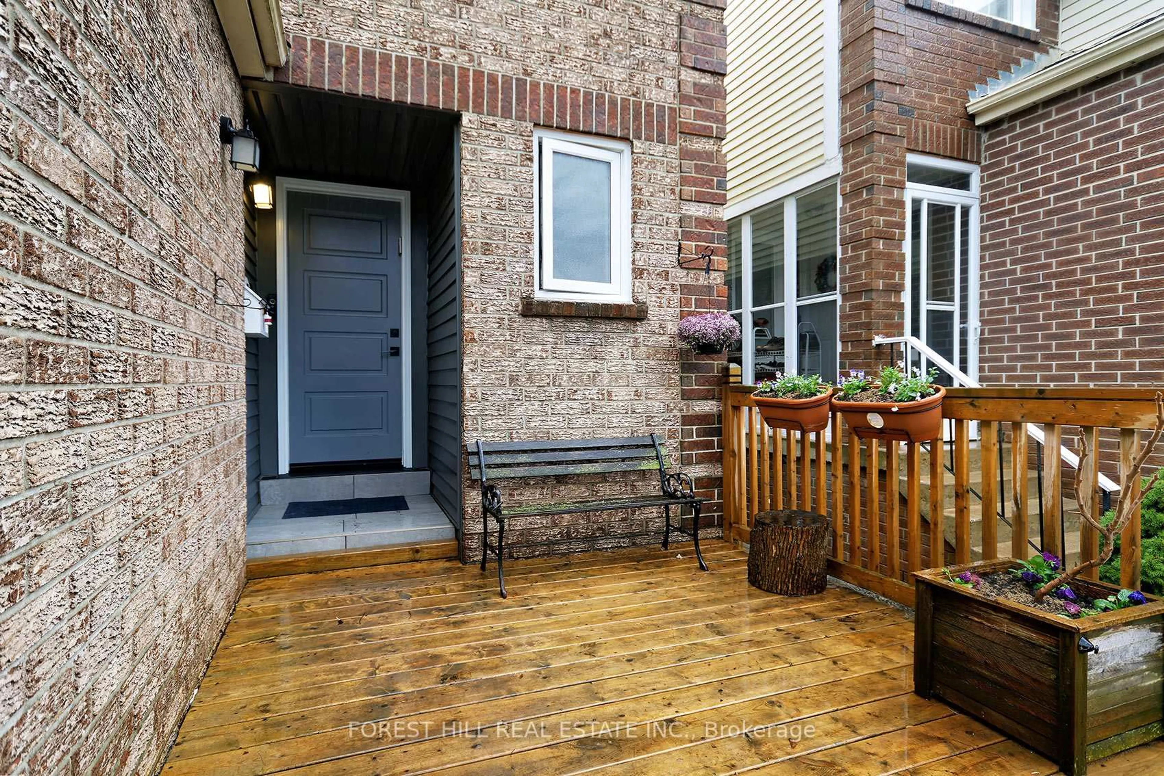 Patio, street for 28 Lansbury Crt, Vaughan Ontario L4J 5J9