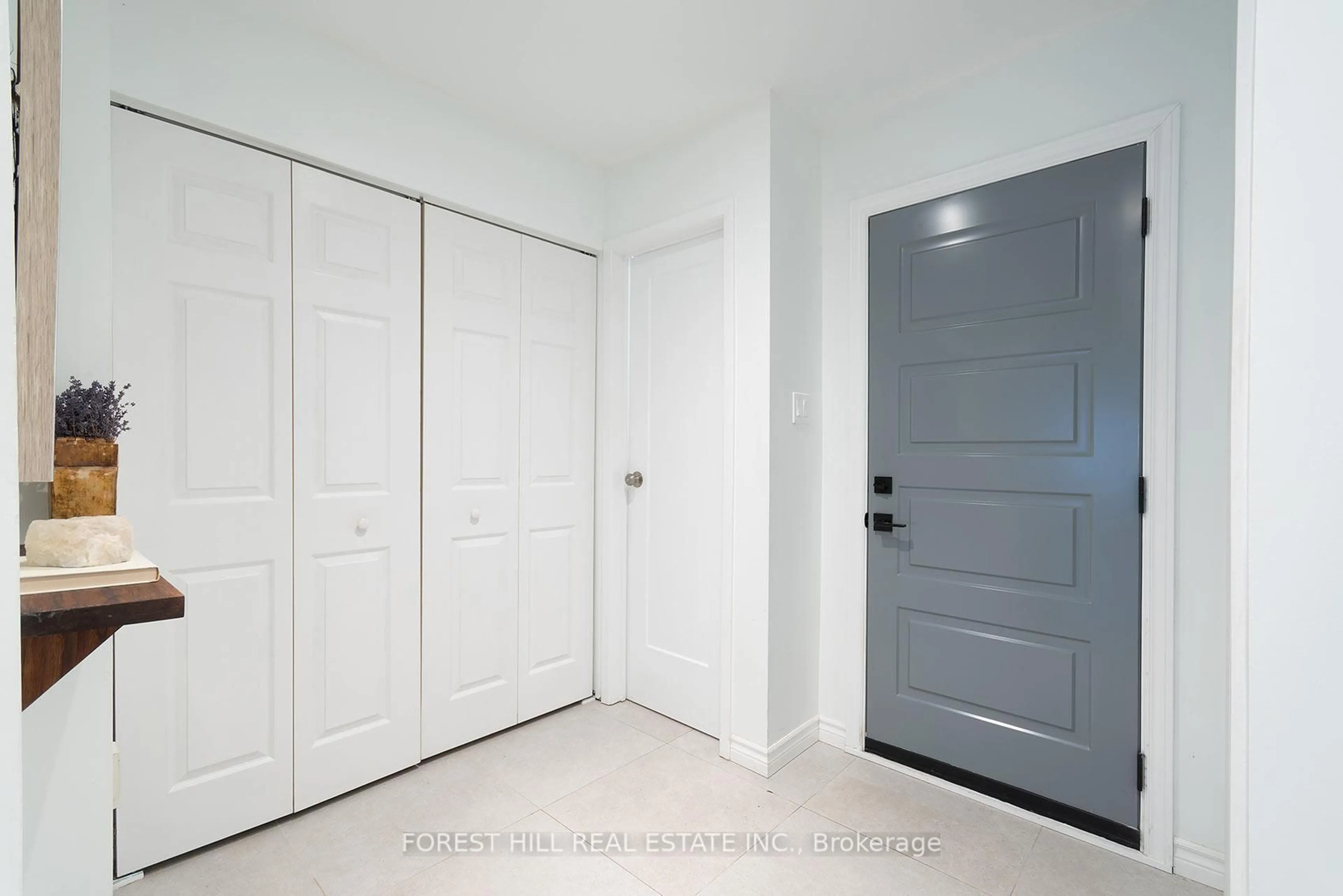 Indoor entryway for 28 Lansbury Crt, Vaughan Ontario L4J 5J9