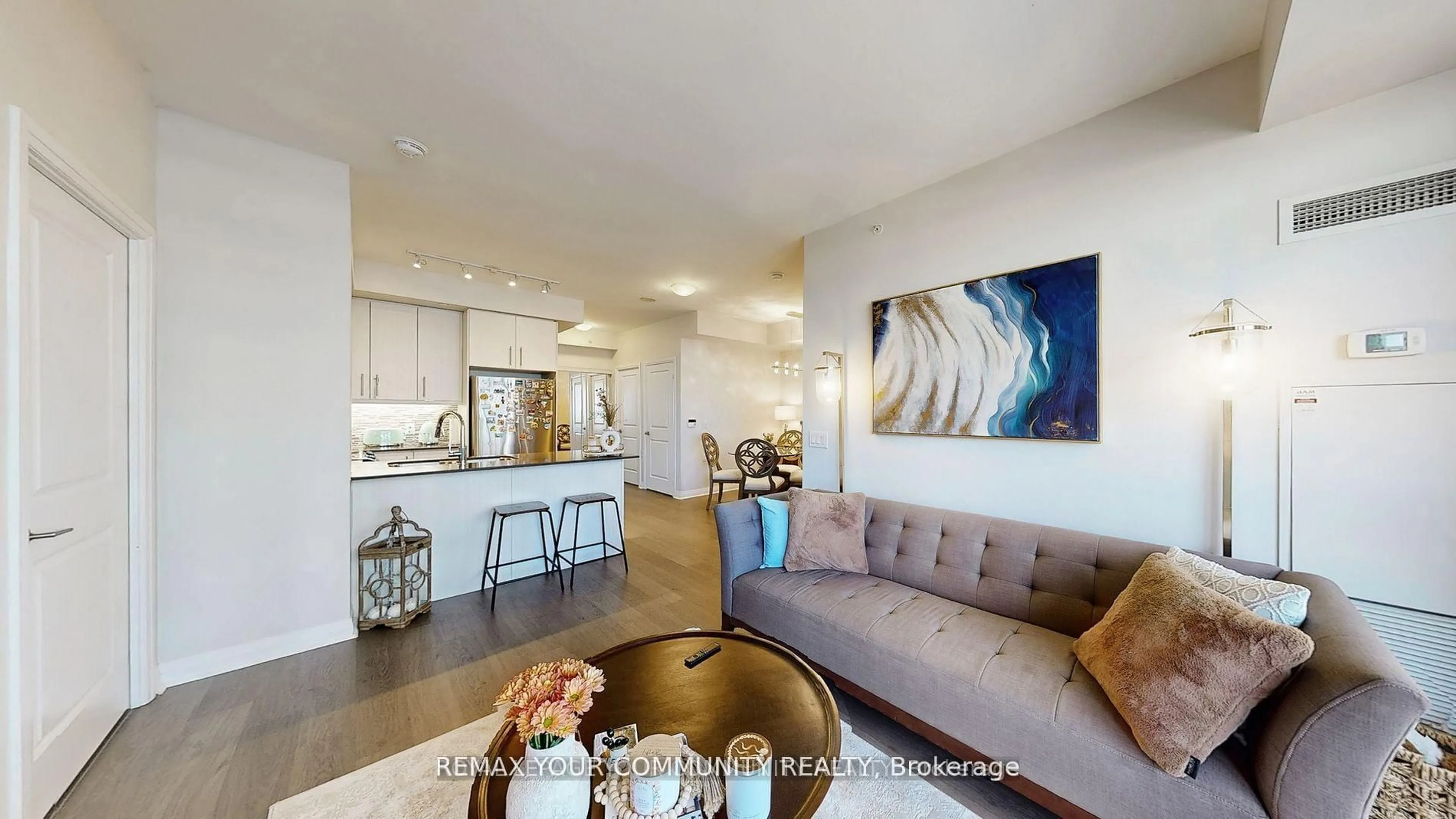 Living room with furniture, unknown for 55 Oneida Cres #609, Richmond Hill Ontario L4B 4T9