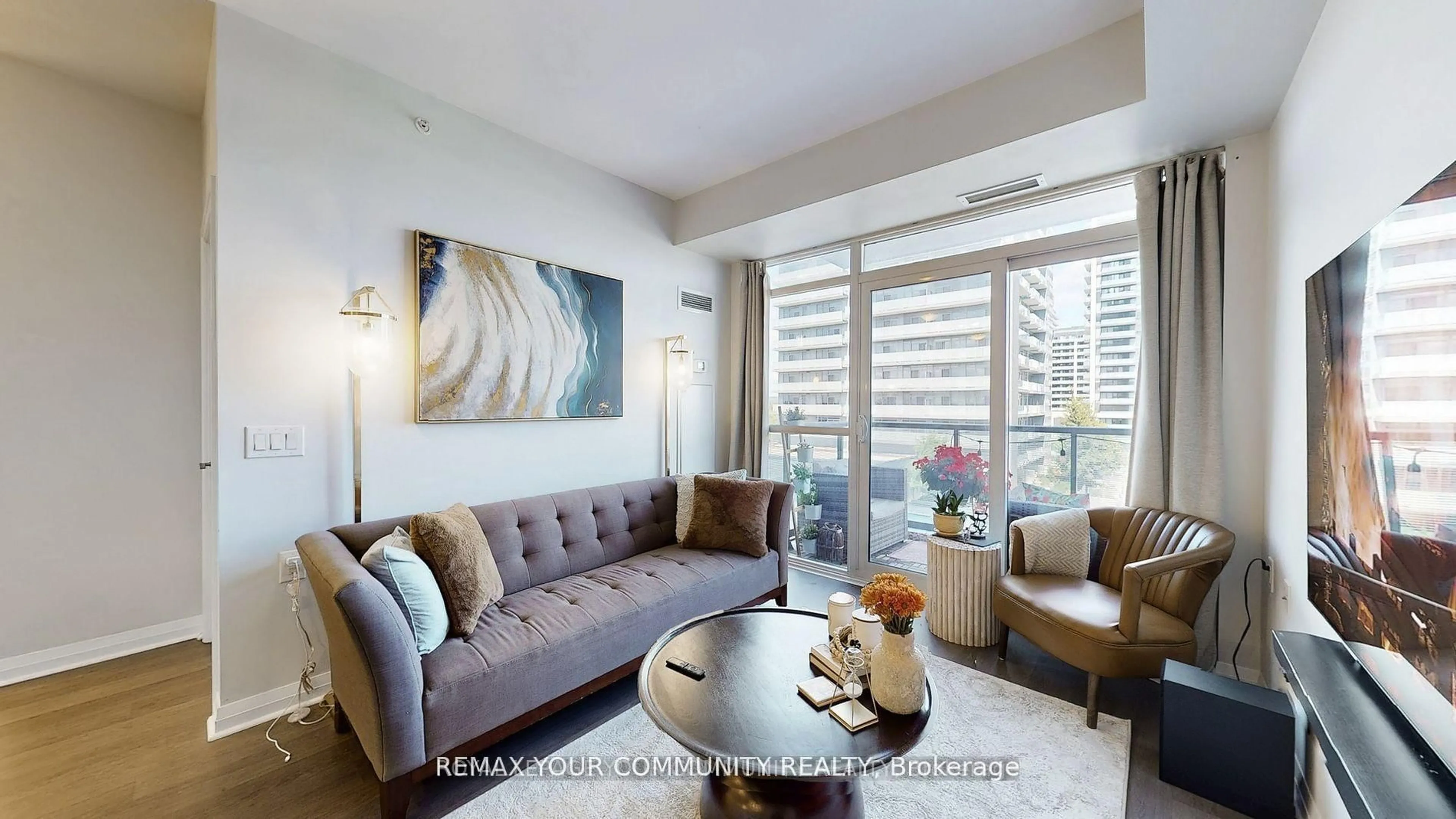 Living room with furniture, wood/laminate floor for 55 Oneida Cres #609, Richmond Hill Ontario L4B 4T9