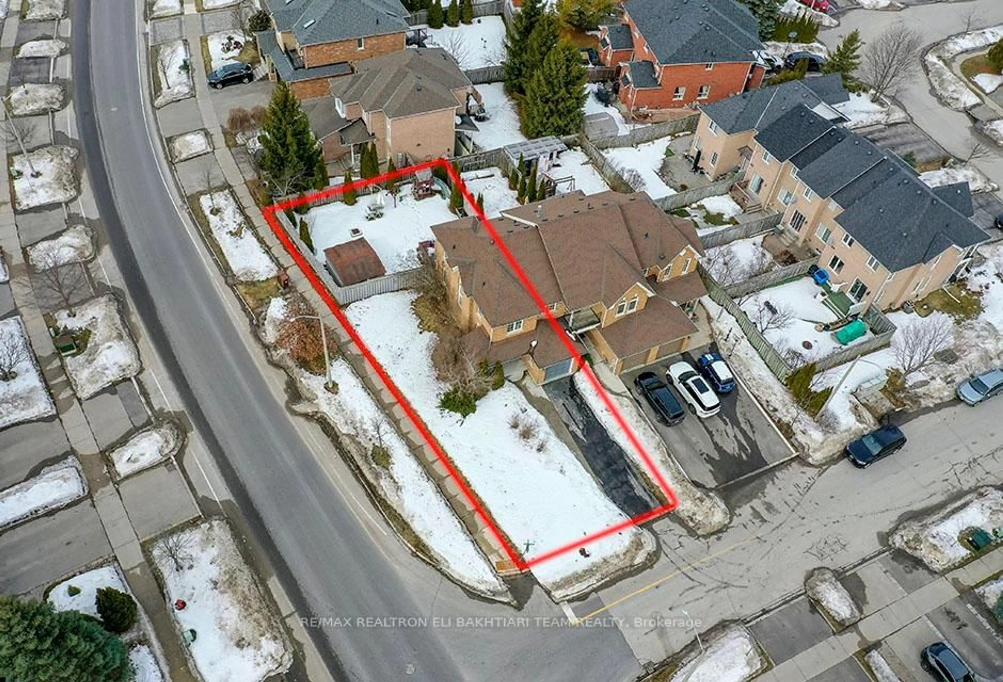 A pic from outside/outdoor area/front of a property/back of a property/a pic from drone, street for 133 Long Point Dr, Richmond Hill Ontario L4E 3Z6