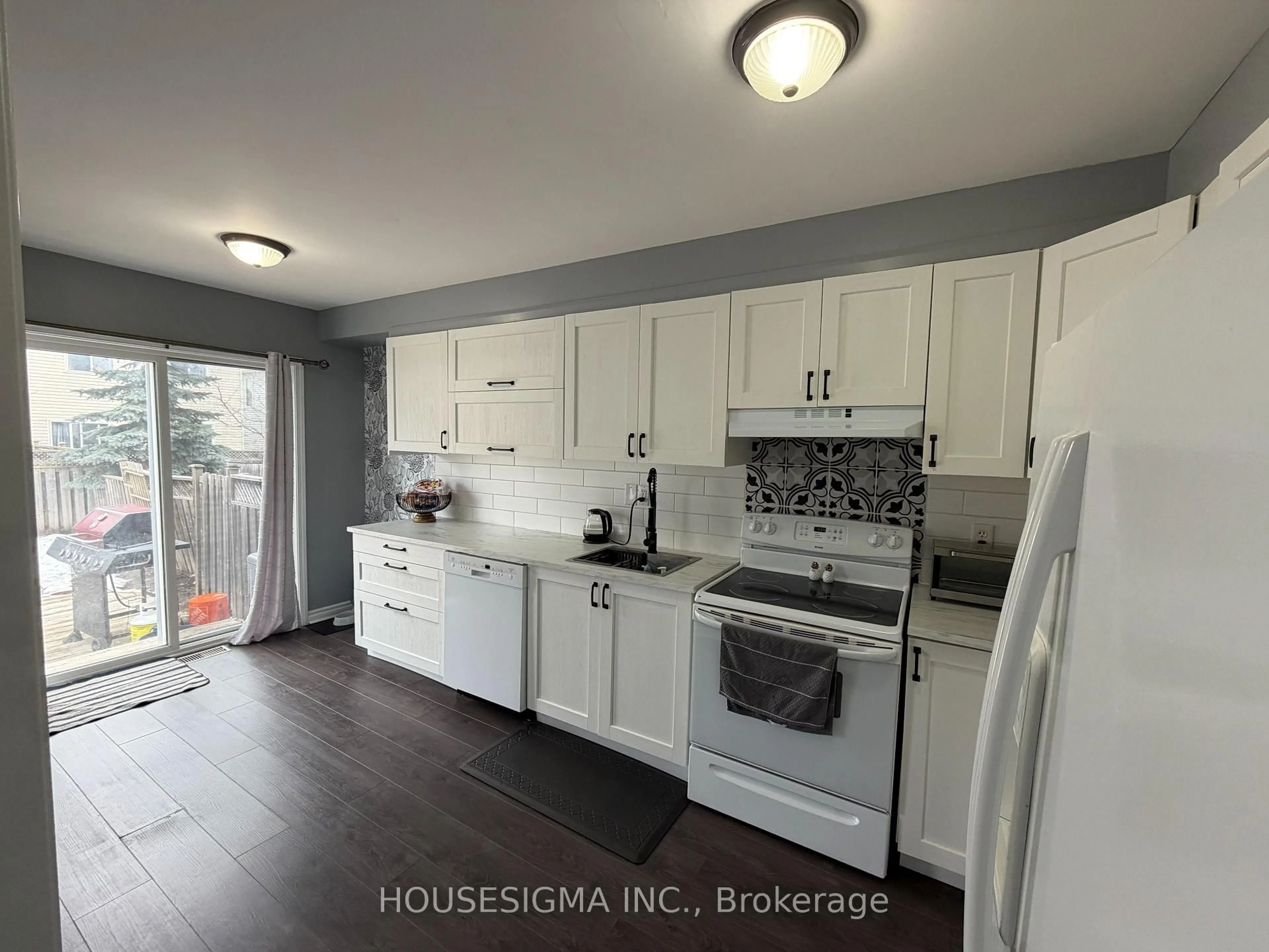 Open concept kitchen, wood/laminate floor for 58 Lookout St, Essa Ontario L0M 1B4