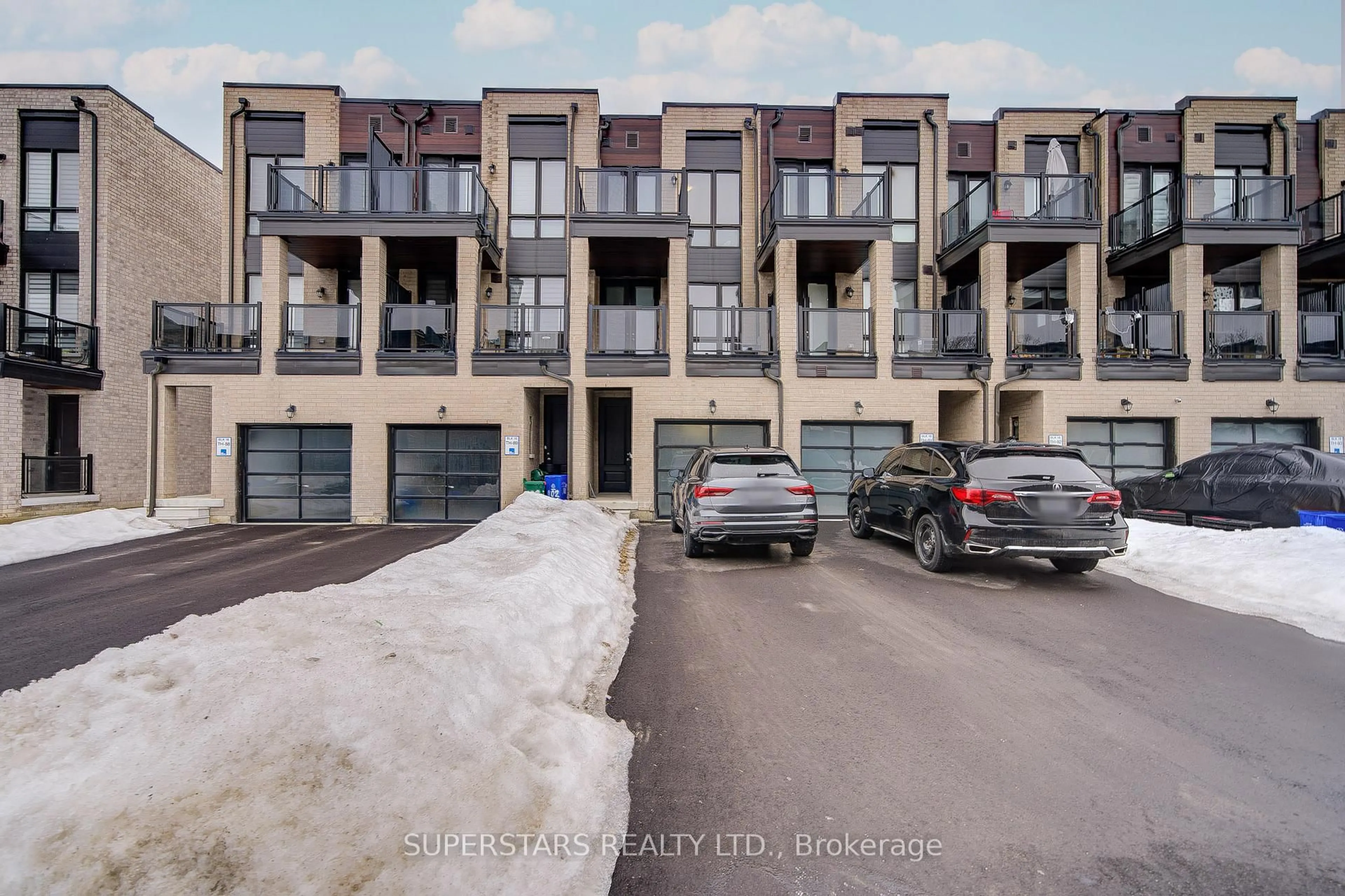 A pic from outside/outdoor area/front of a property/back of a property/a pic from drone, street for 100 Stauffer Cres, Markham Ontario L6B 1R1