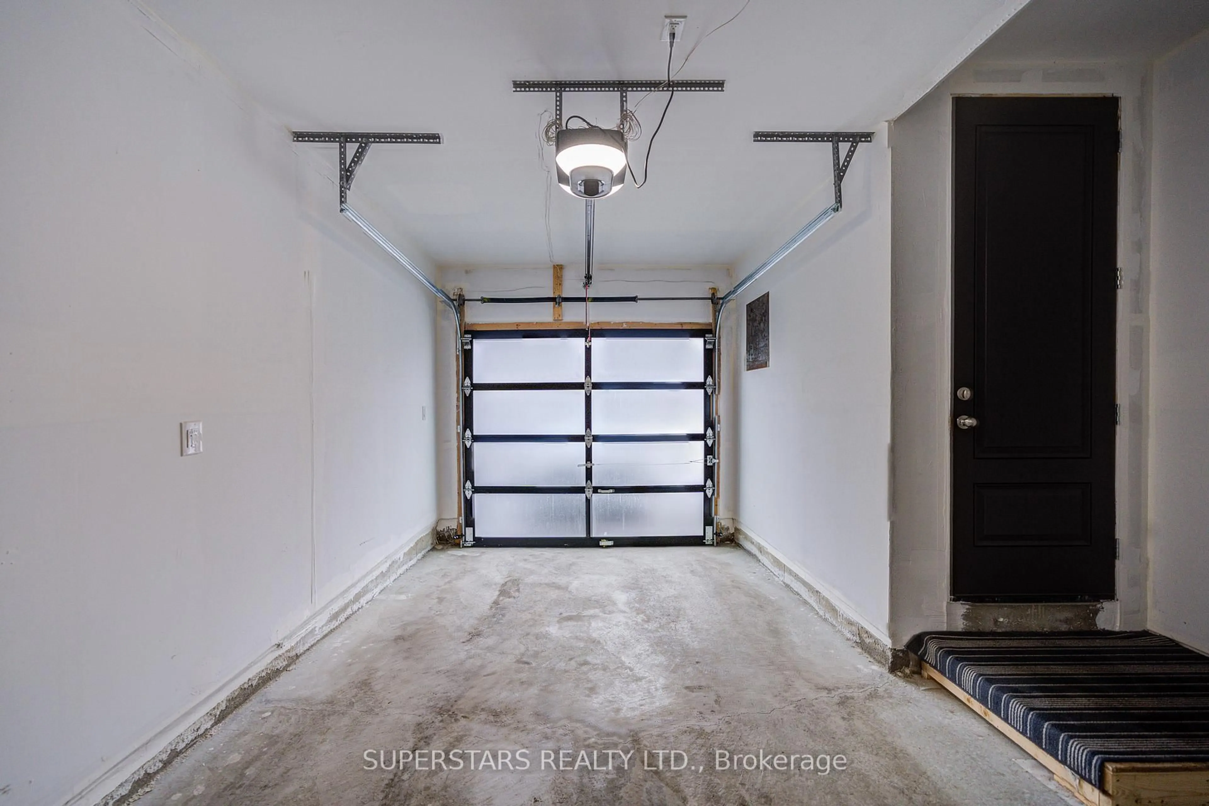 Indoor garage for 100 Stauffer Cres, Markham Ontario L6B 1R1