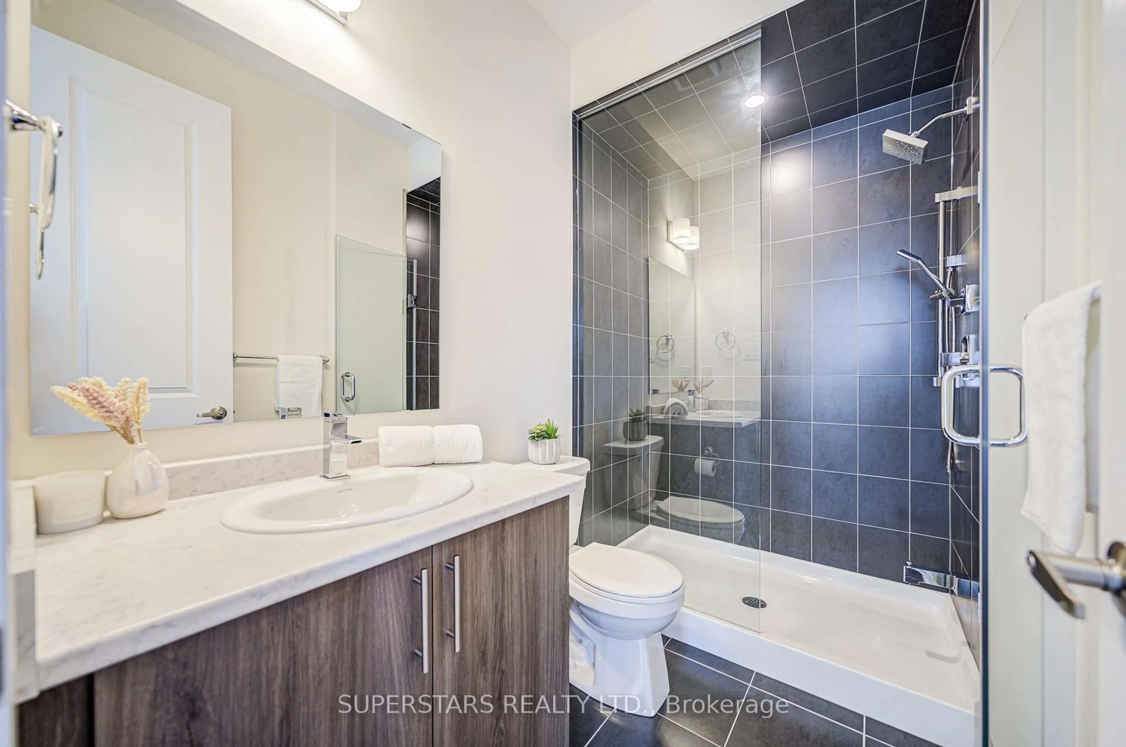 Standard bathroom, ceramic/tile floor for 100 Stauffer Cres, Markham Ontario L6B 1R1