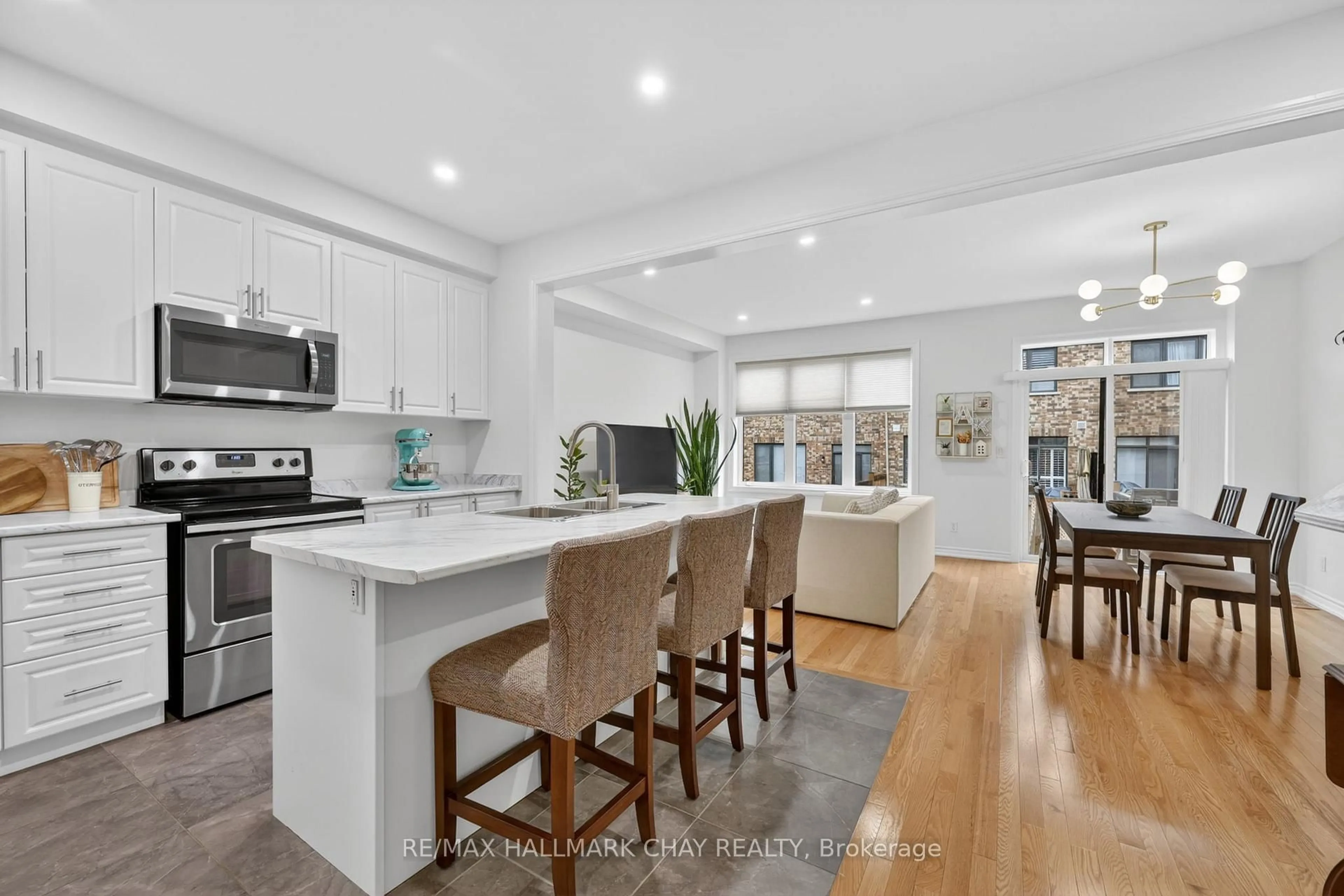 Open concept kitchen, ceramic/tile floor for 81 Alvin Pegg Dr, East Gwillimbury Ontario L9R 0R6