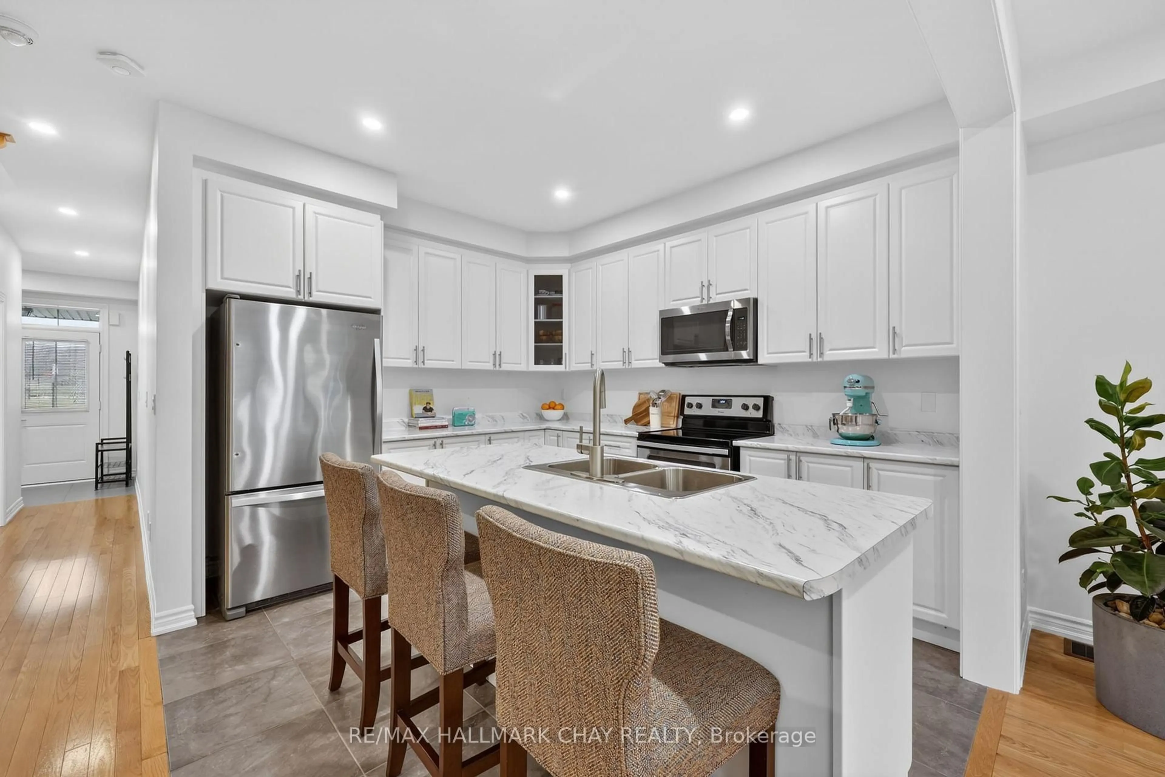 Open concept kitchen, ceramic/tile floor for 81 Alvin Pegg Dr, East Gwillimbury Ontario L9R 0R6