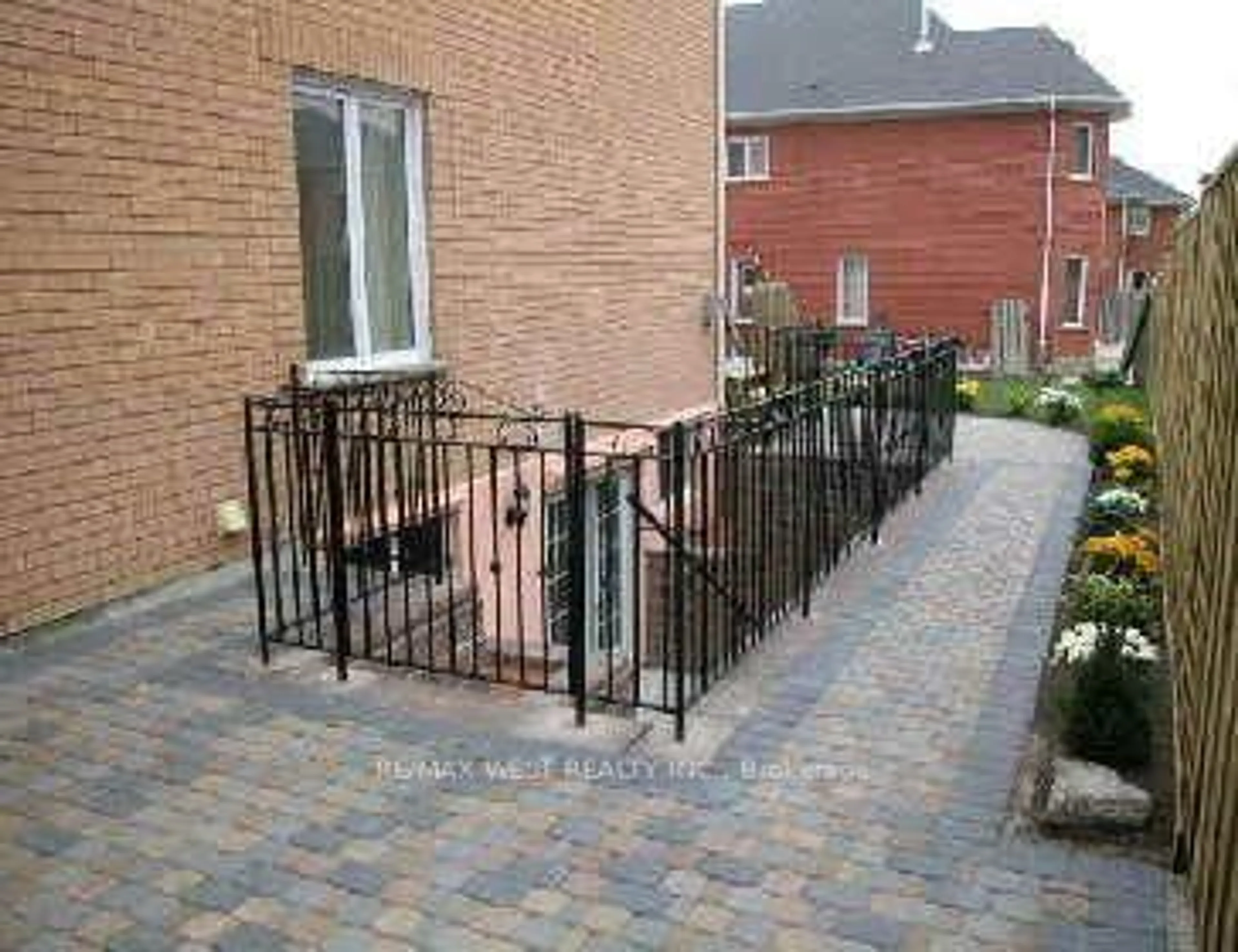 Patio, street for 64 Kingmount Cres, Richmond Hill Ontario L4B 3X4