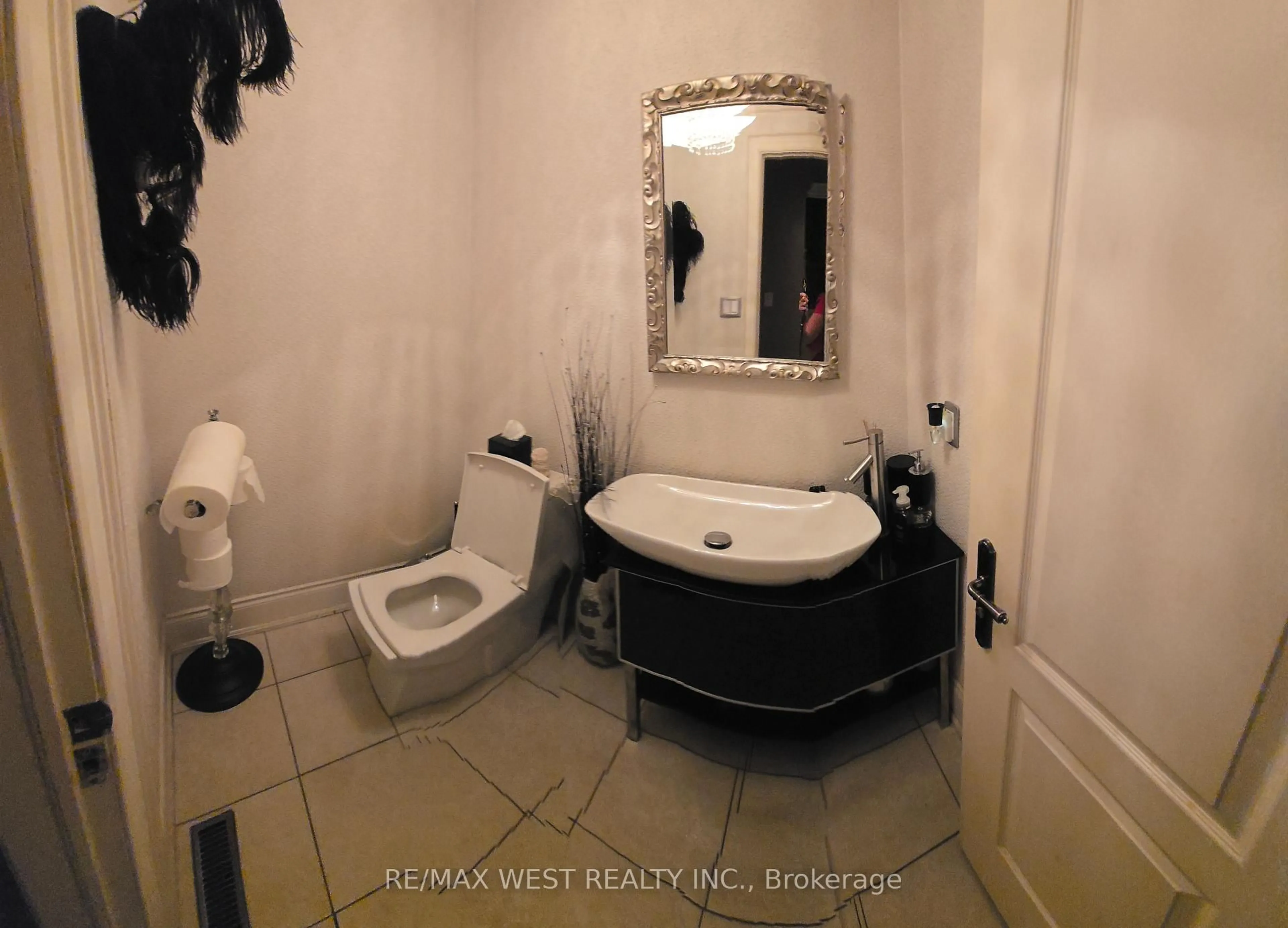 Standard bathroom, ceramic/tile floor for 64 Kingmount Cres, Richmond Hill Ontario L4B 3X4