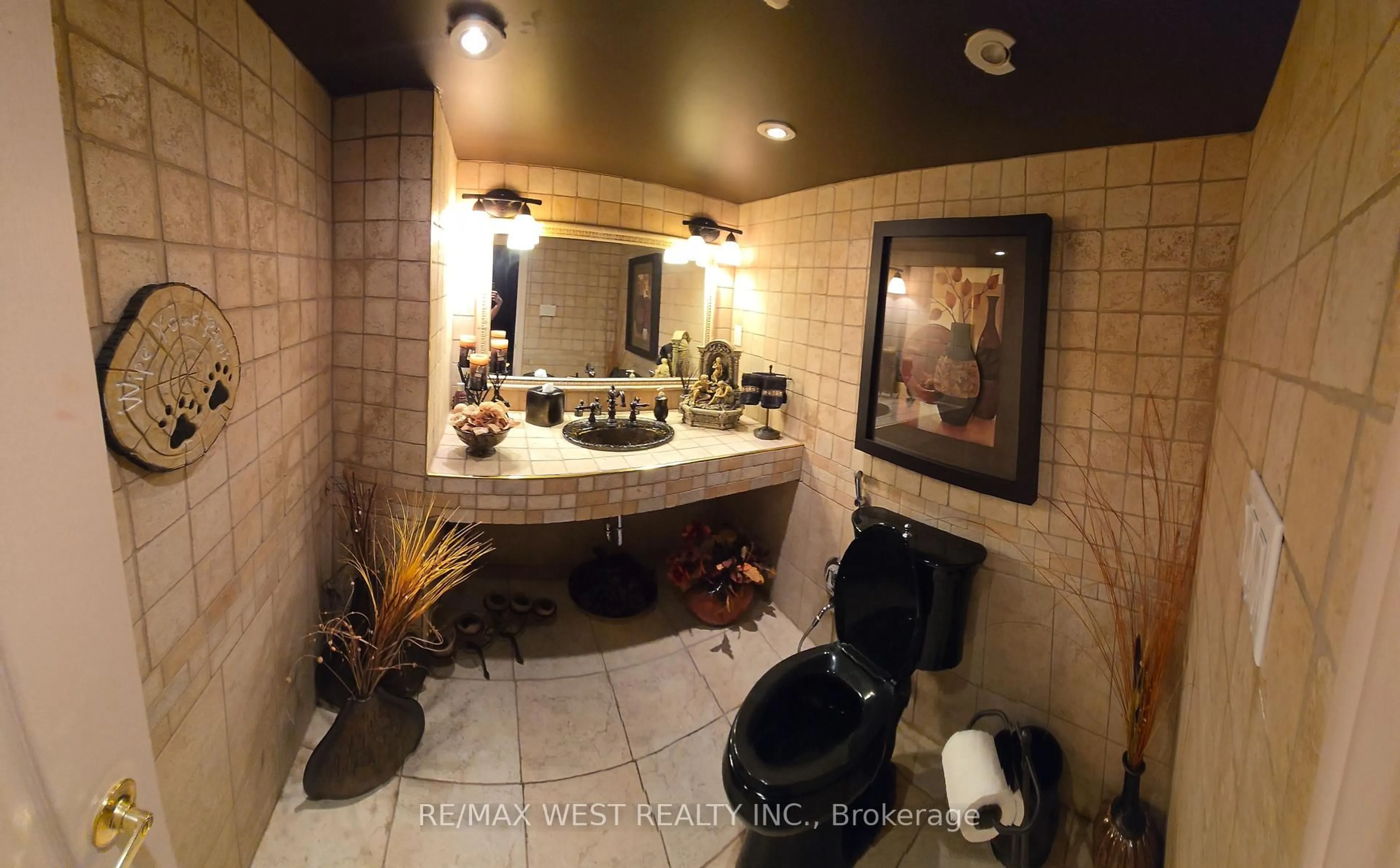 Standard bathroom, ceramic/tile floor for 64 Kingmount Cres, Richmond Hill Ontario L4B 3X4