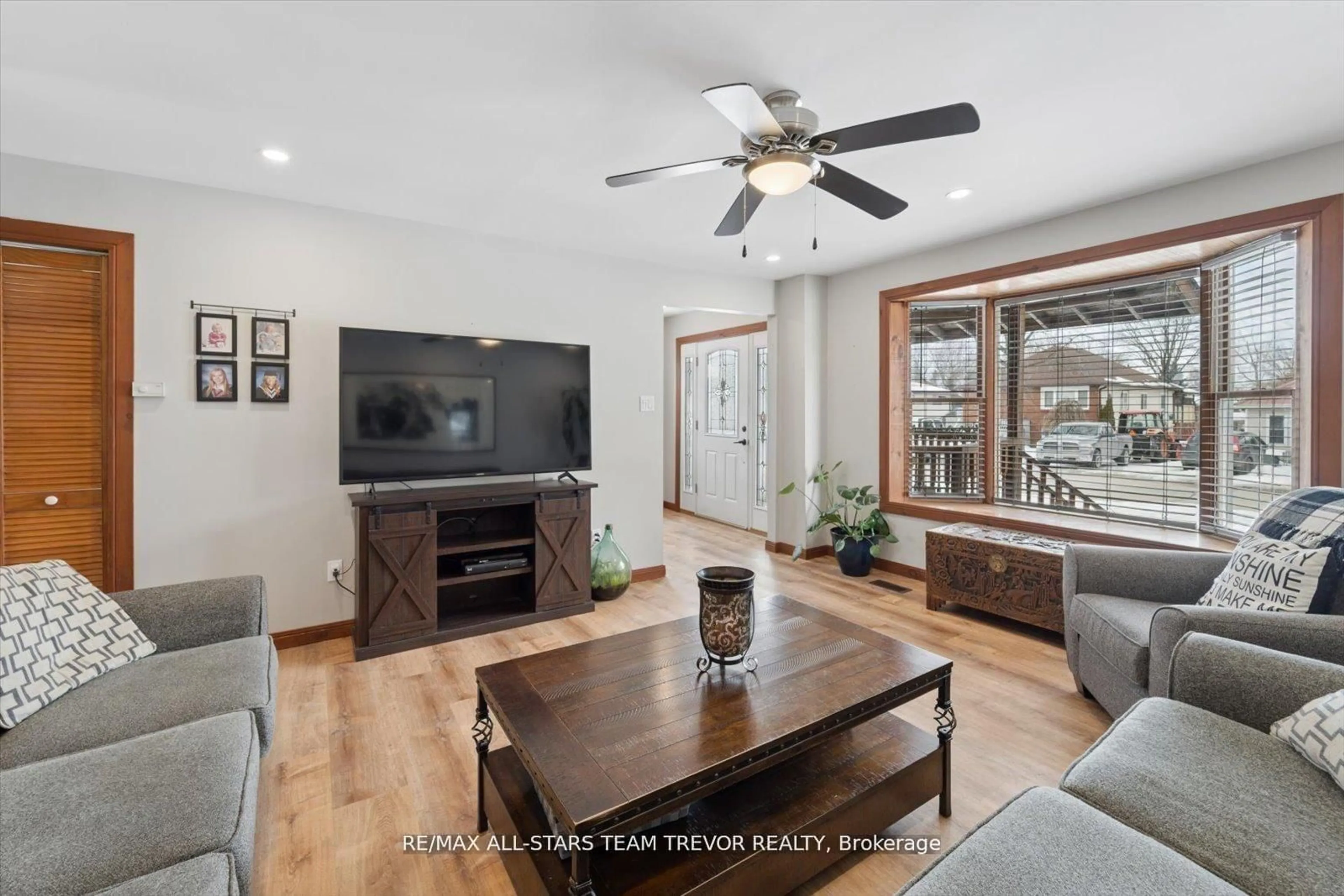 Living room with furniture, wood/laminate floor for 277 Parkway Ave, Georgina Ontario L4P 2W1