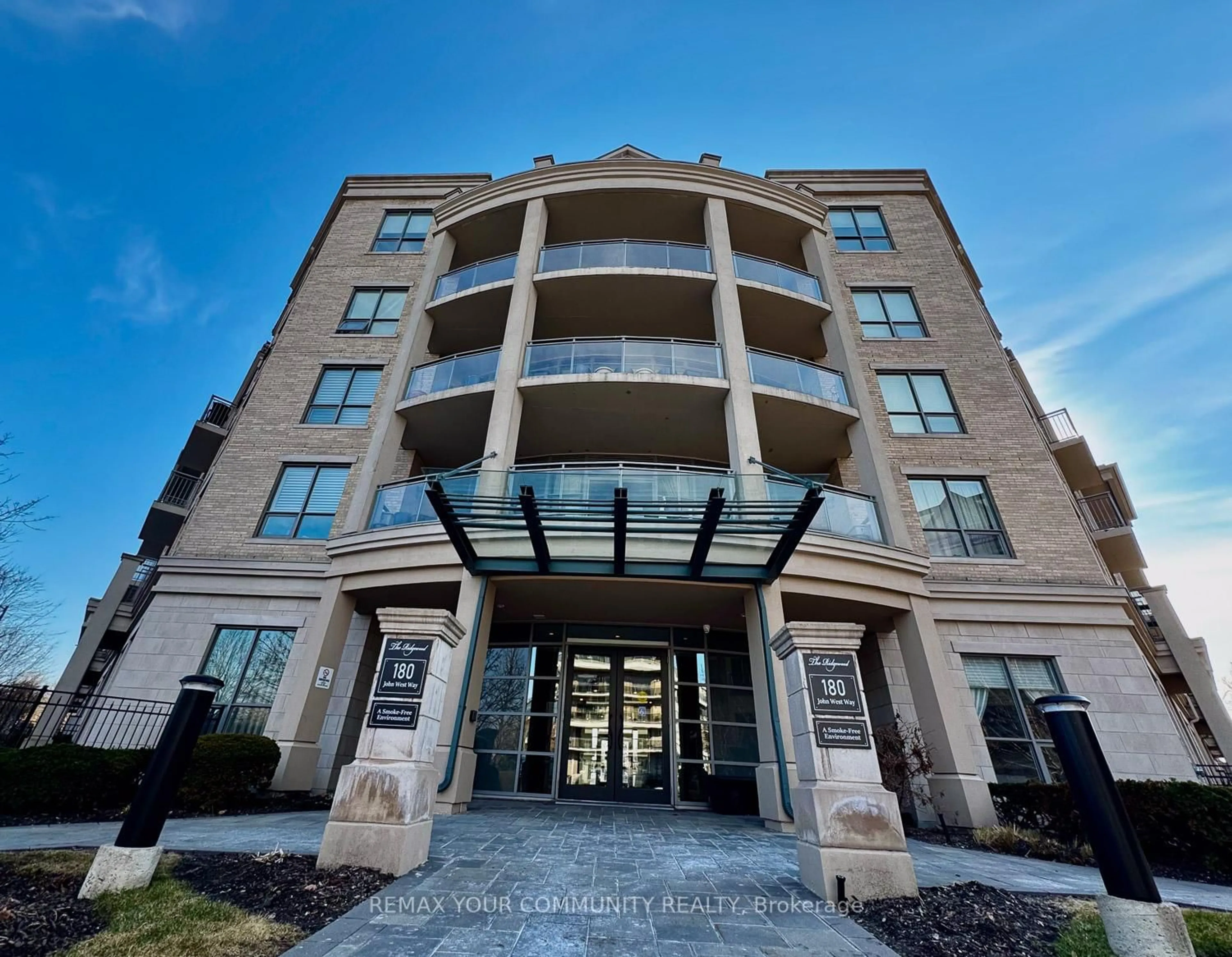 Indoor foyer for 180 John West Way #413, Aurora Ontario L4G 0R3
