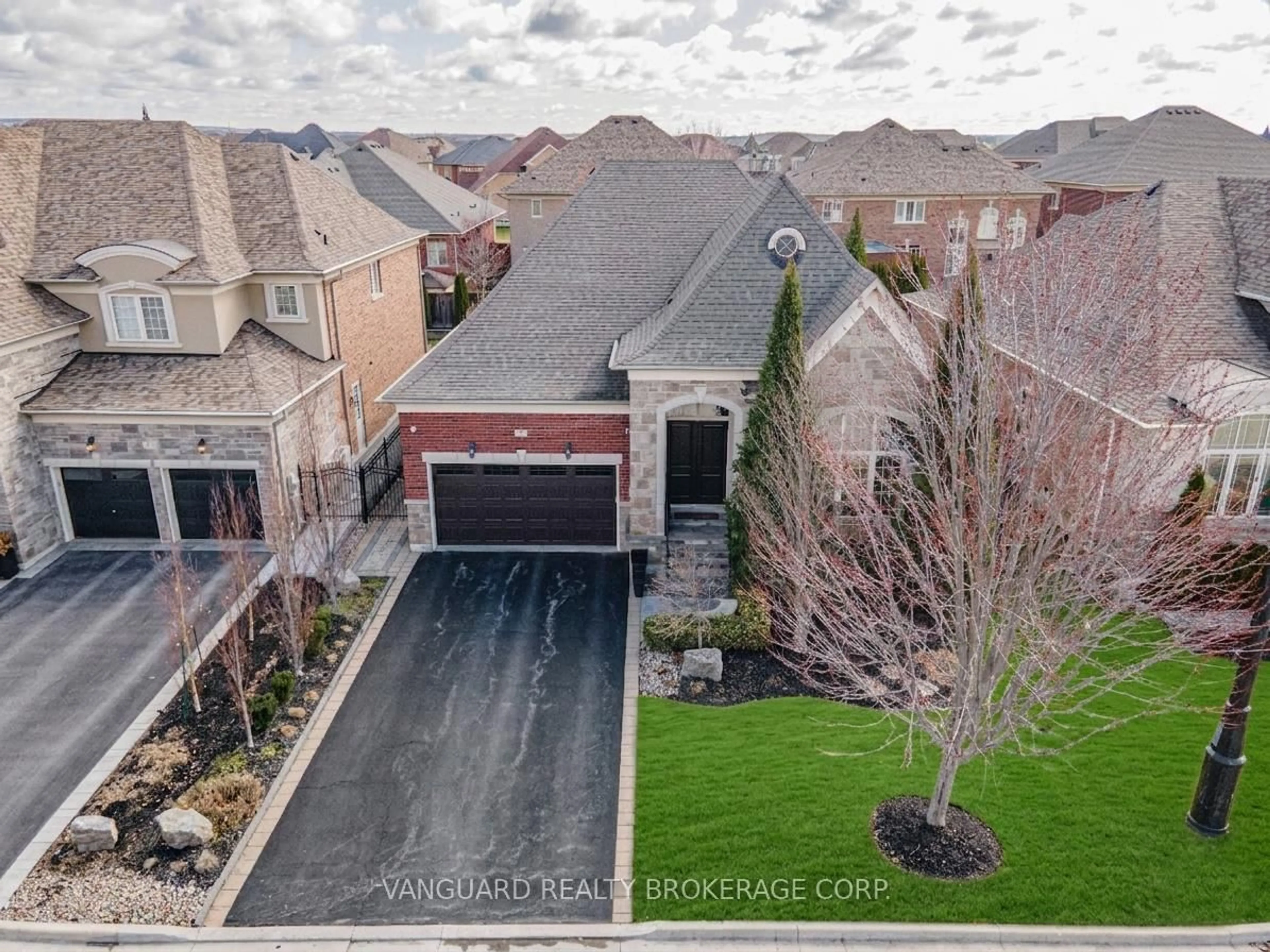 A pic from outside/outdoor area/front of a property/back of a property/a pic from drone, street for 13 Anderson Cove Tr, King Ontario L0G 1N0