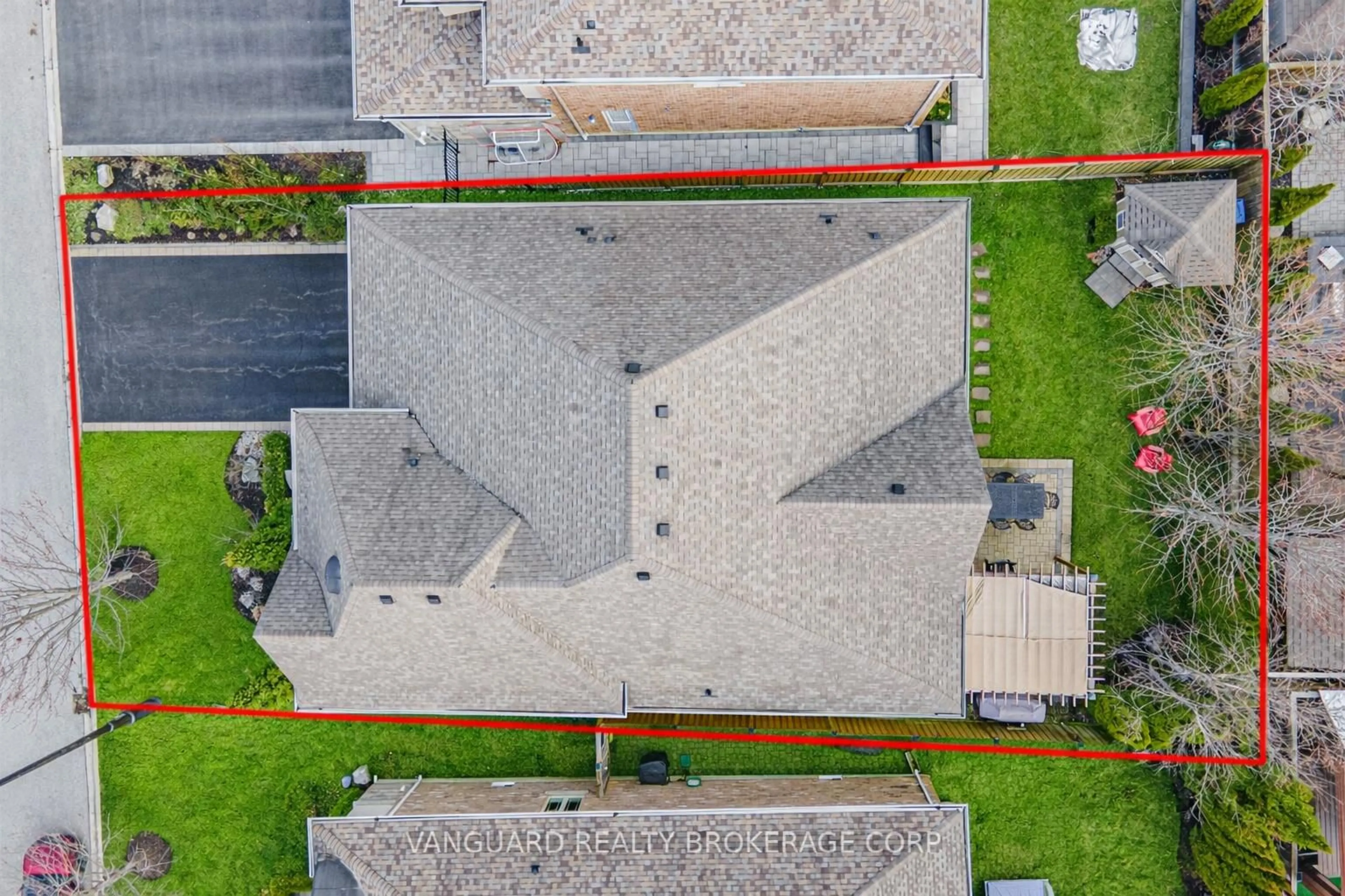 A pic from outside/outdoor area/front of a property/back of a property/a pic from drone, unknown for 13 Anderson Cove Tr, King Ontario L0G 1N0