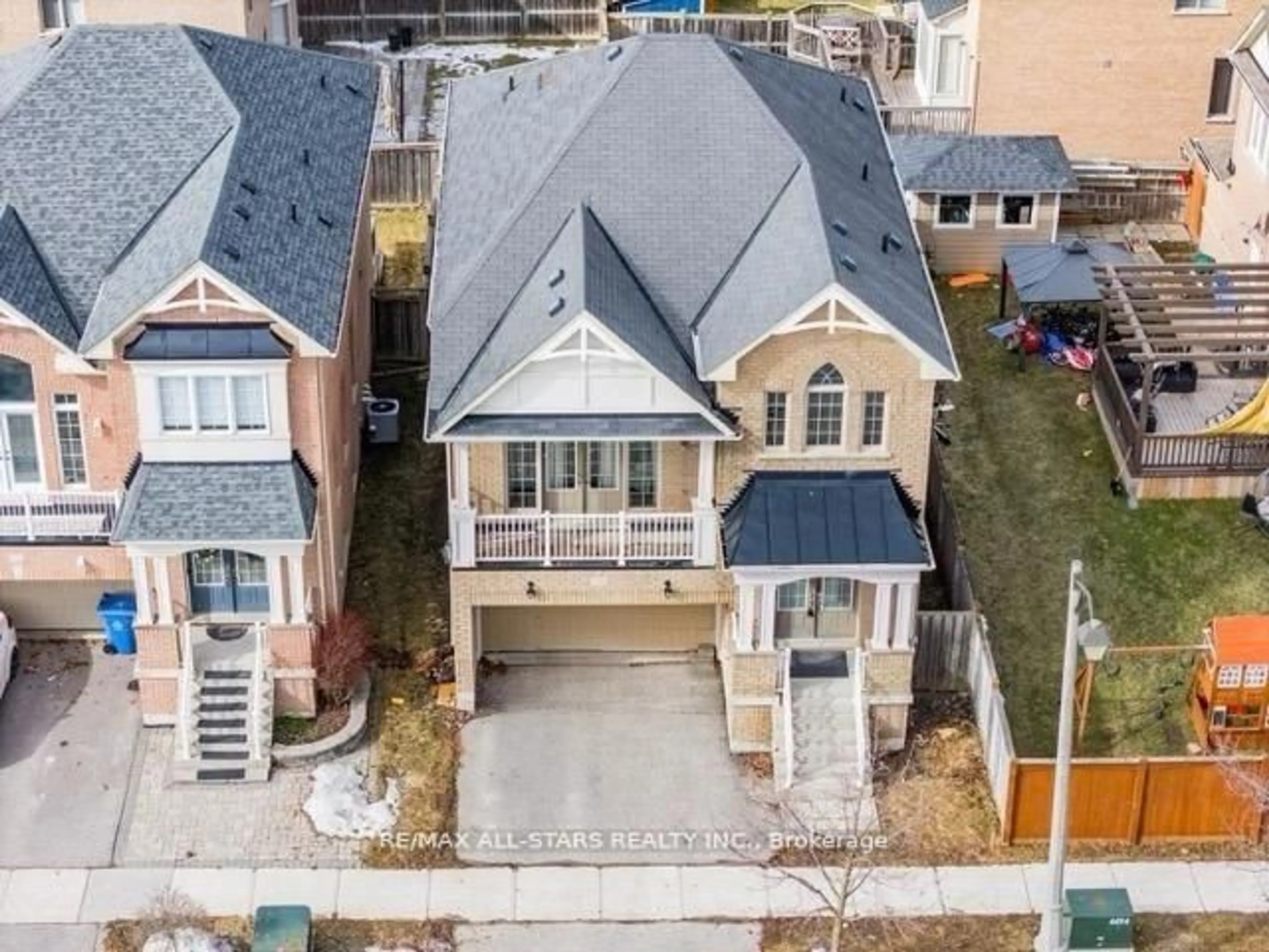 A pic from outside/outdoor area/front of a property/back of a property/a pic from drone, street for 138 Yakefarm Blvd, Whitchurch-Stouffville Ontario L4A 0R8