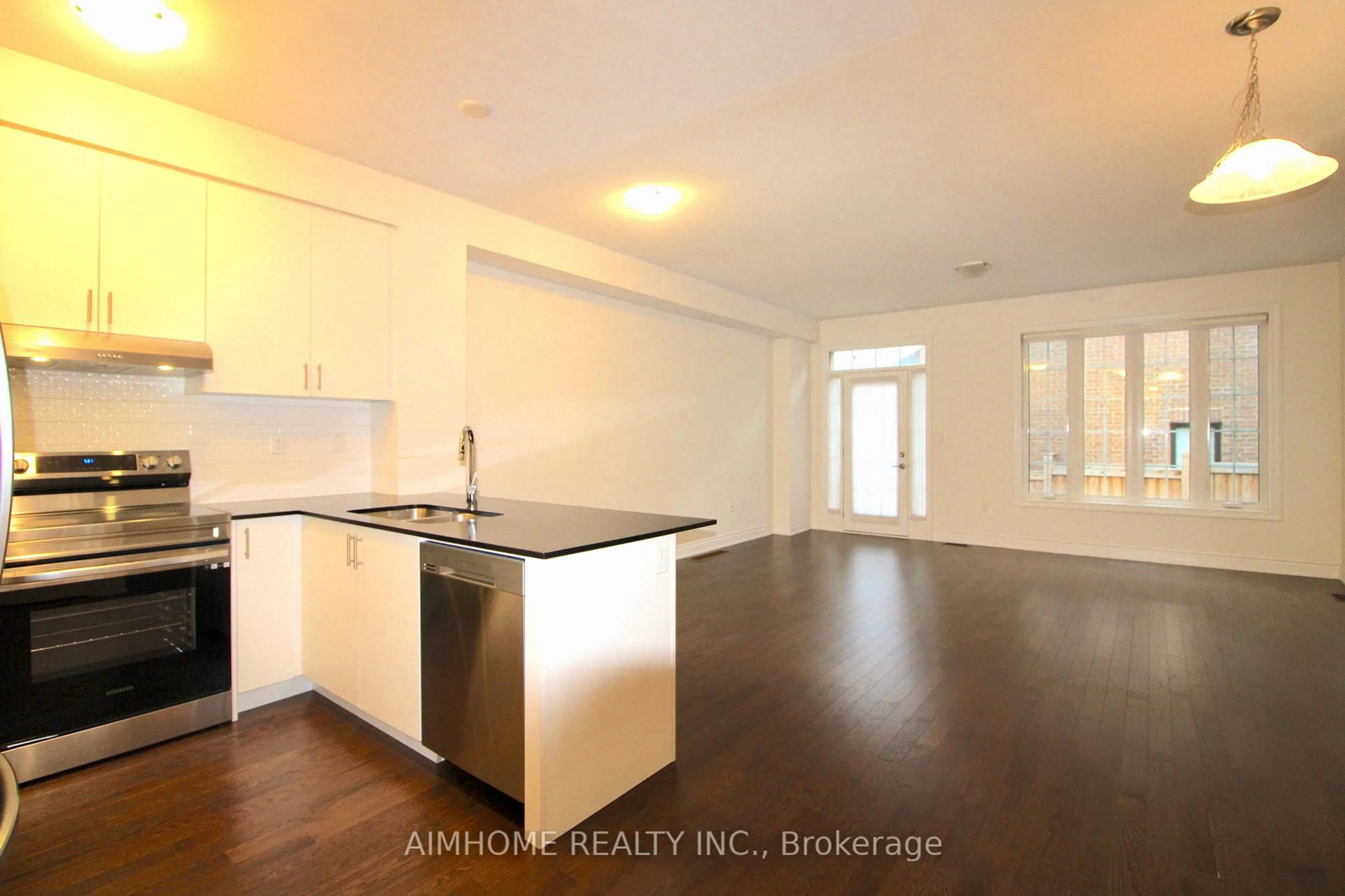 Open concept kitchen, wood/laminate floor for 3 Terrain Crt, East Gwillimbury Ontario L9N 0T2