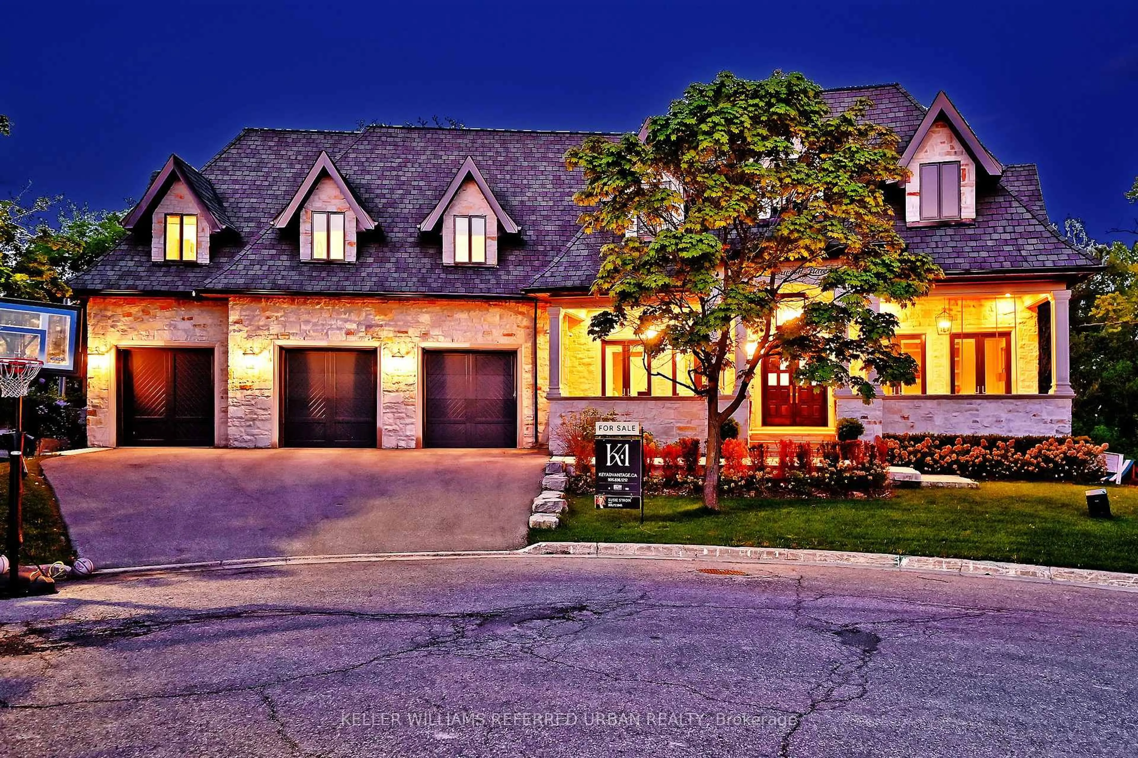 Home with brick exterior material, street for 197 Sherwood Pl, Newmarket Ontario L3Y 8E5