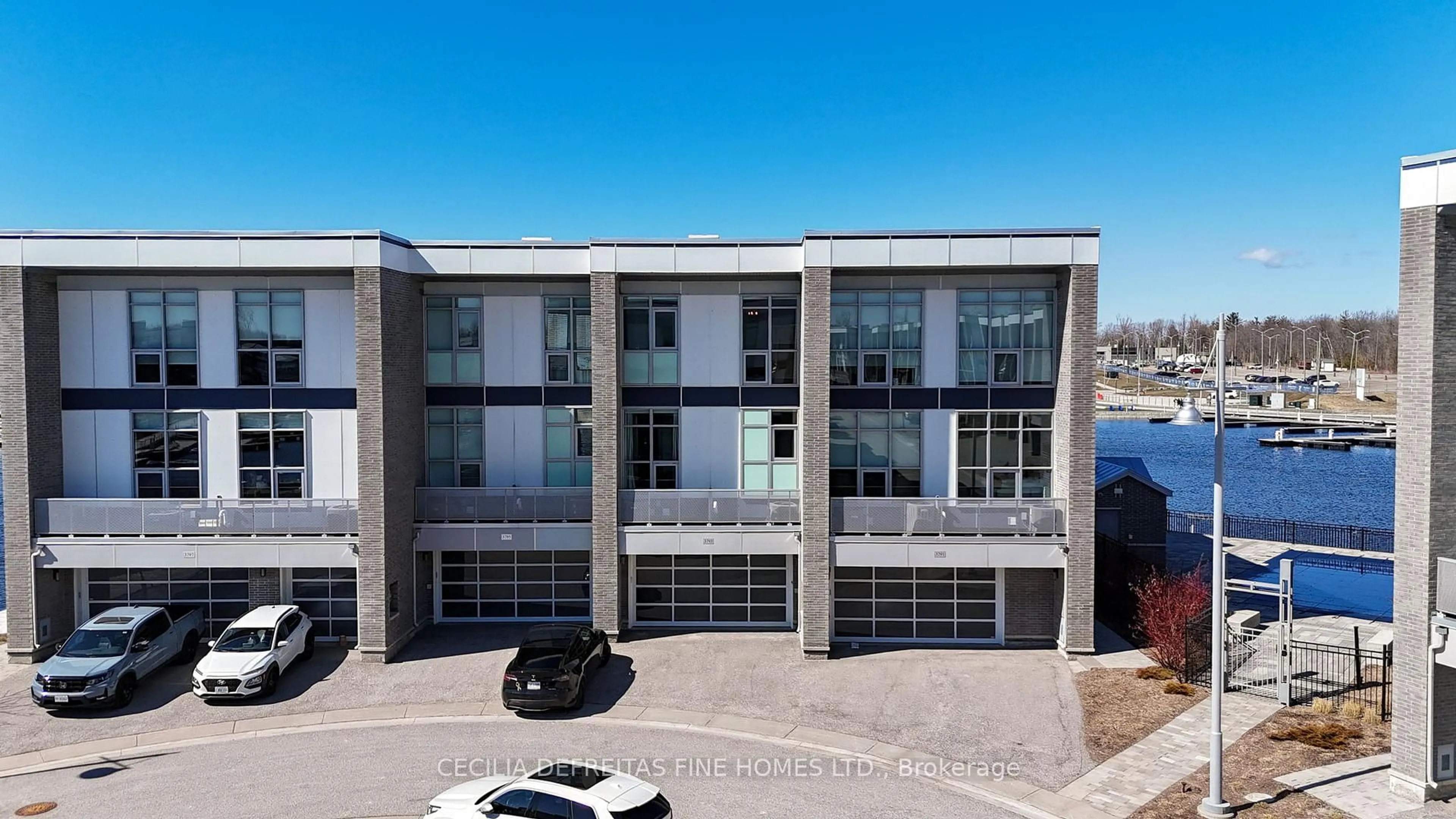 A pic from outside/outdoor area/front of a property/back of a property/a pic from drone, building for 3793 Mangusta Crt, Innisfil Ontario L9S 0L5