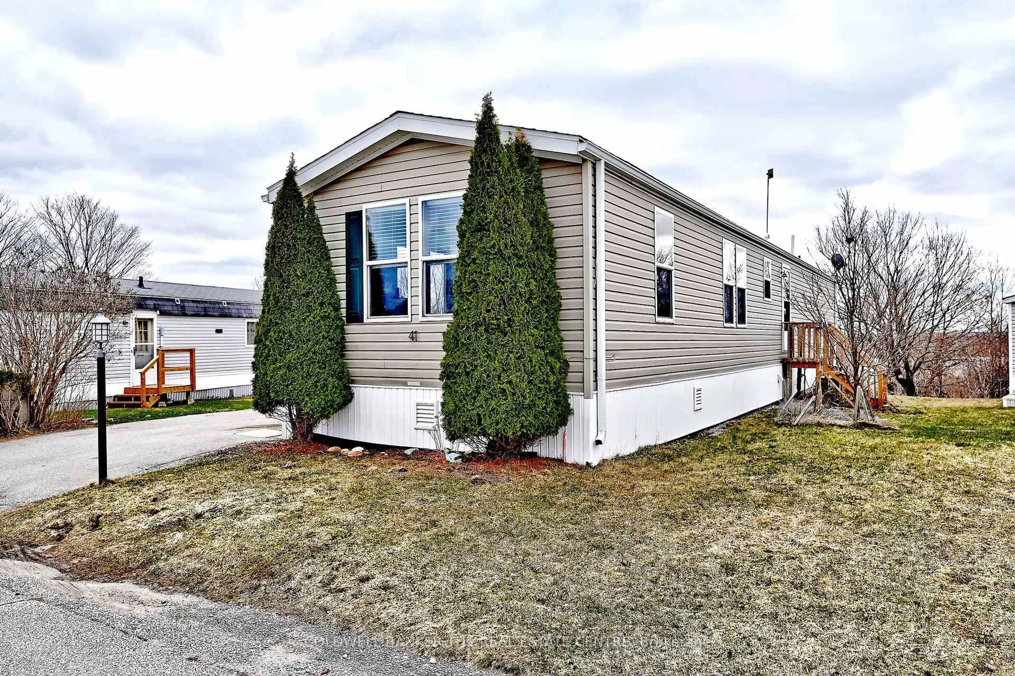 Home with vinyl exterior material, street for 41 Sunrise Circ, Bradford West Gwillimbury Ontario L3Z 2A5