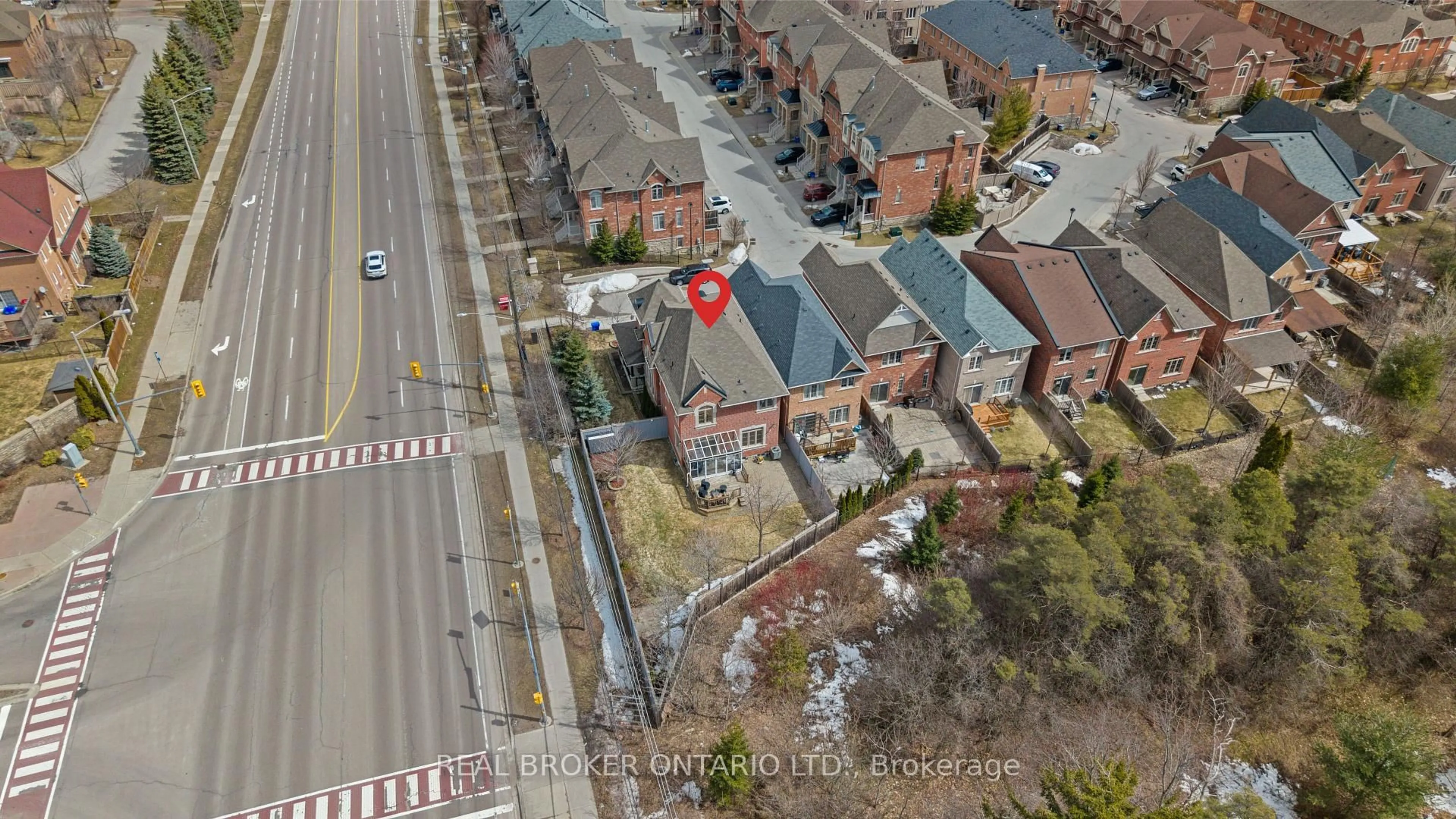 A pic from outside/outdoor area/front of a property/back of a property/a pic from drone, street for 40 Mack Clement Lane, Richmond Hill Ontario L4S 0G2