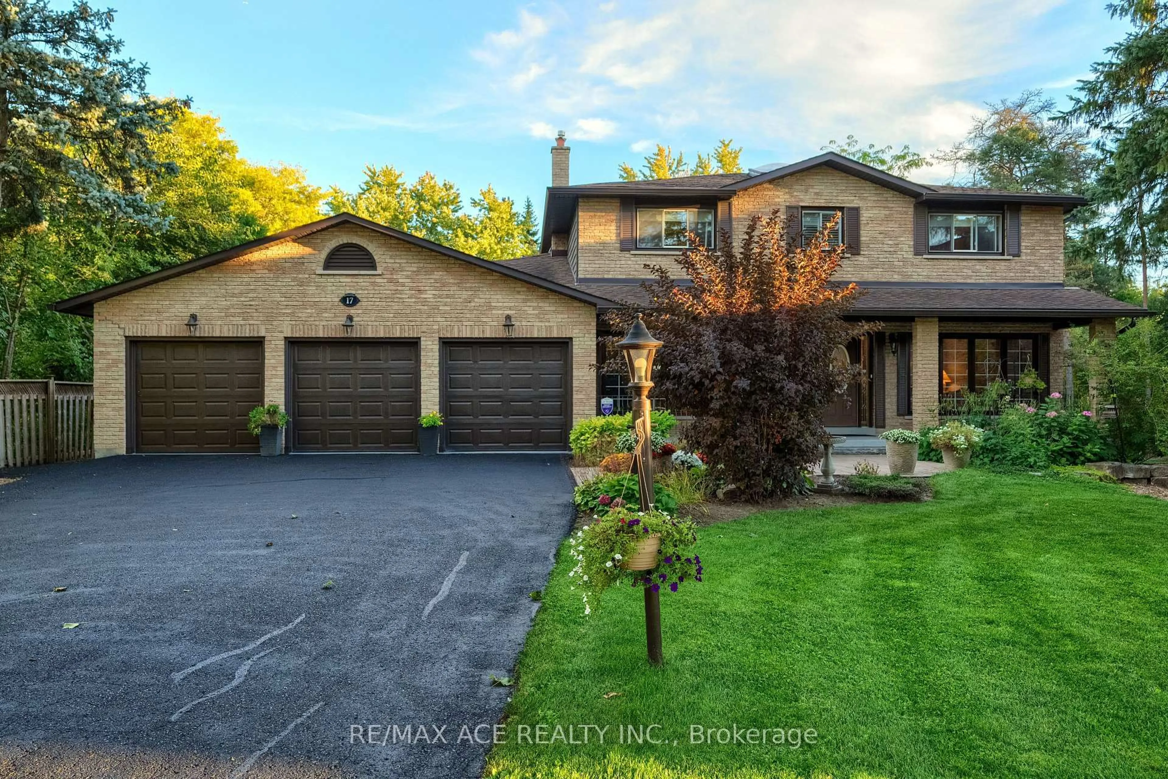 Home with brick exterior material, street for 17 Black Willow Crt, Richmond Hill Ontario L4E 2M7